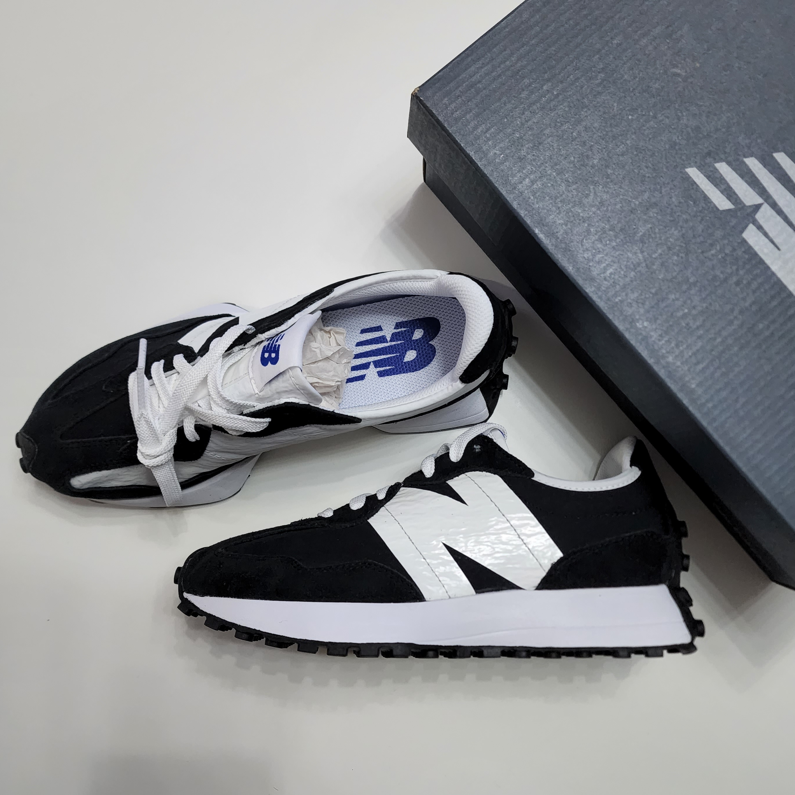 New Balance 327 Shifted Black 착용 스타일 - 2