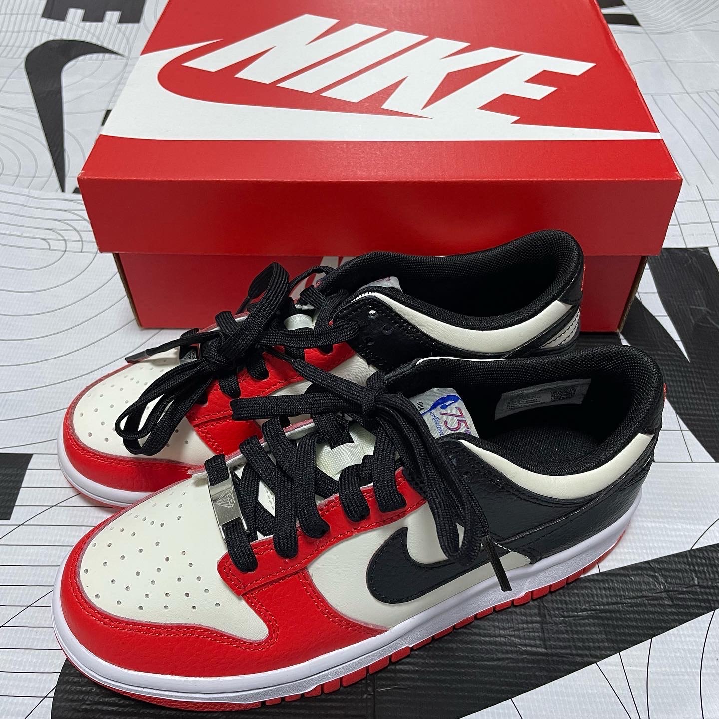 (GS) Nike x NBA Dunk Low Black and Chile Red 착용 스타일 - 2