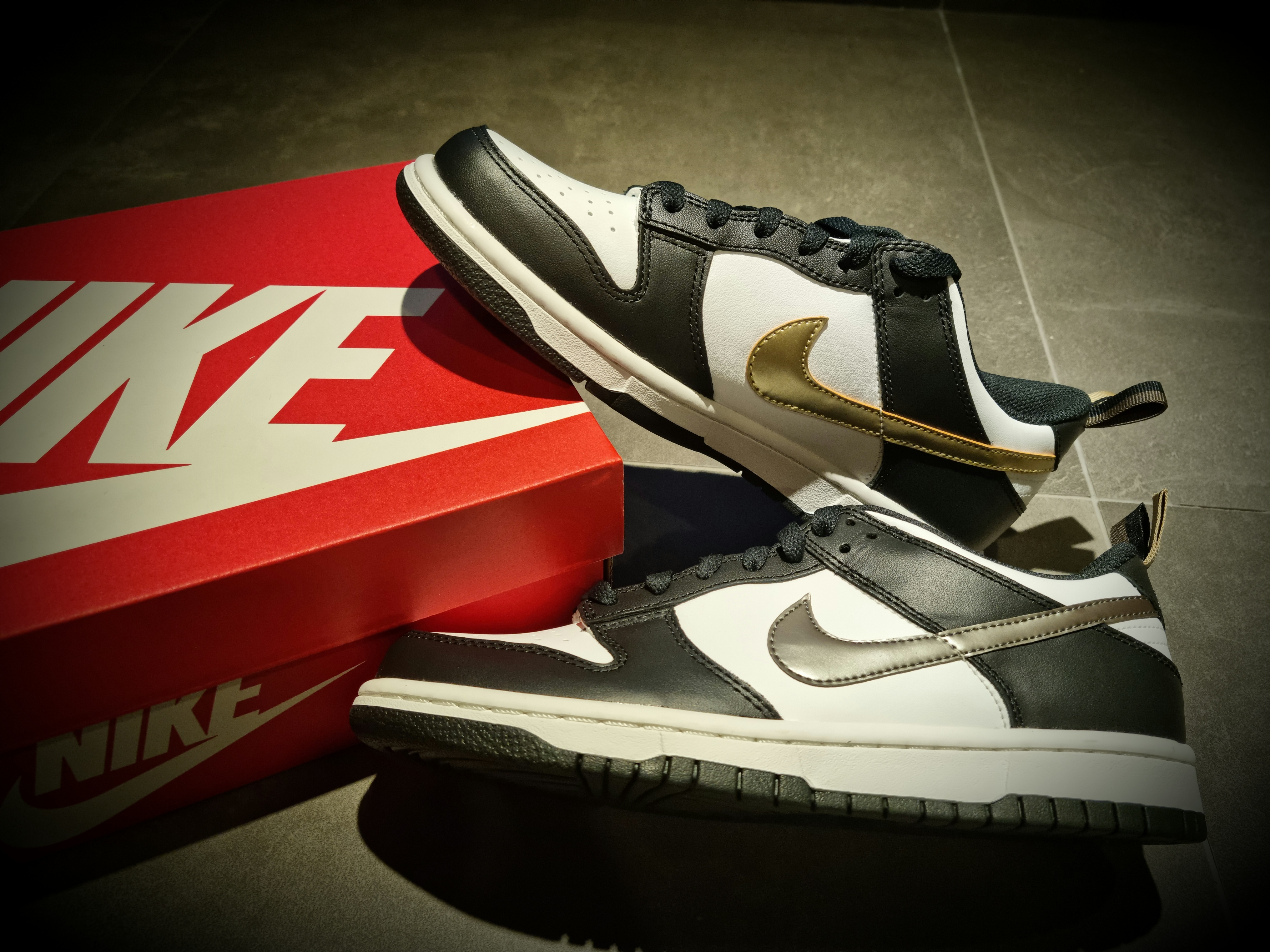 (GS) Nike Dunk Low SE Off Noir Summit White Metallic Pewter 착용 스타일 - 5
