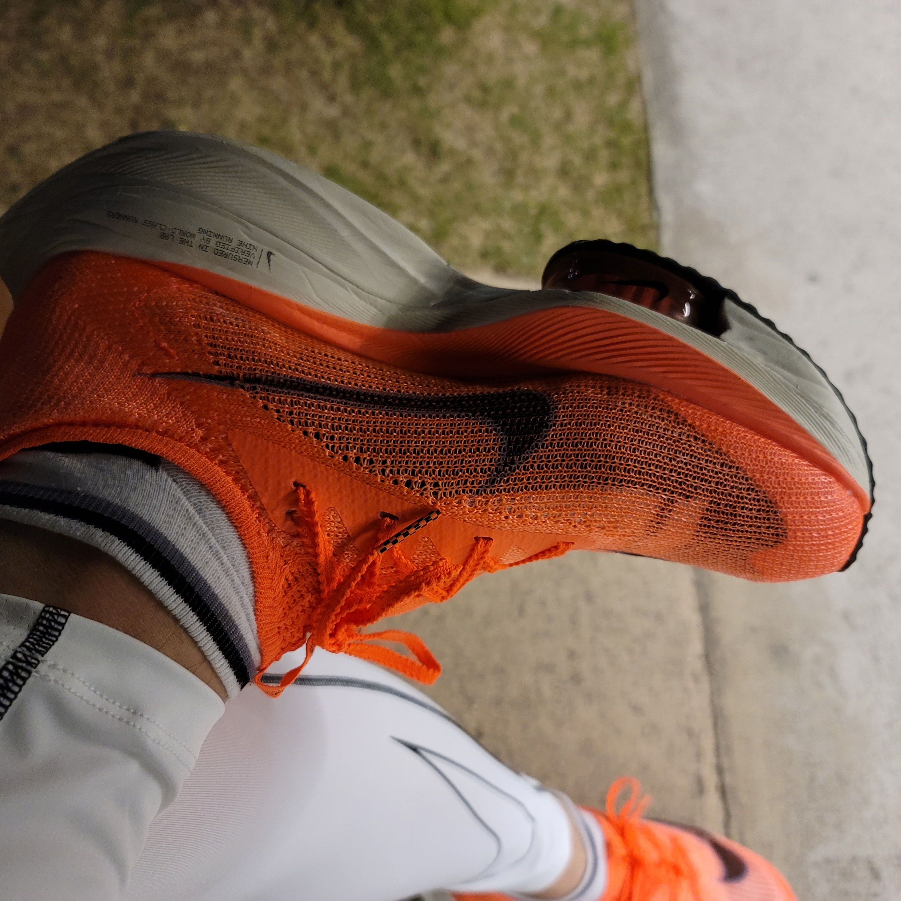 Nike Air Zoom Alphafly Next% Bright Mango 착용 스타일 - 3