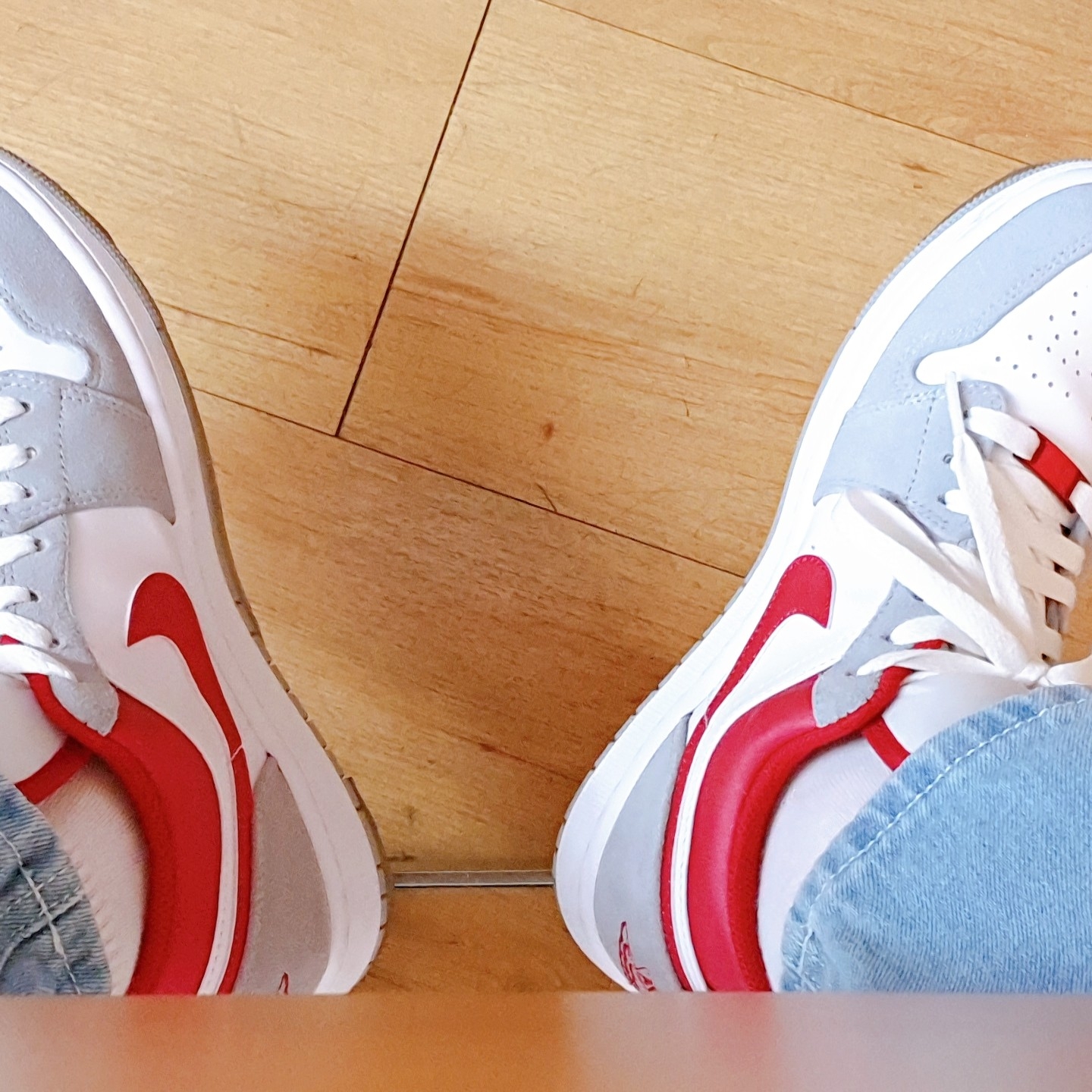 Jordan 1 Low SE Light Smoke Grey Gym Red 착용 스타일