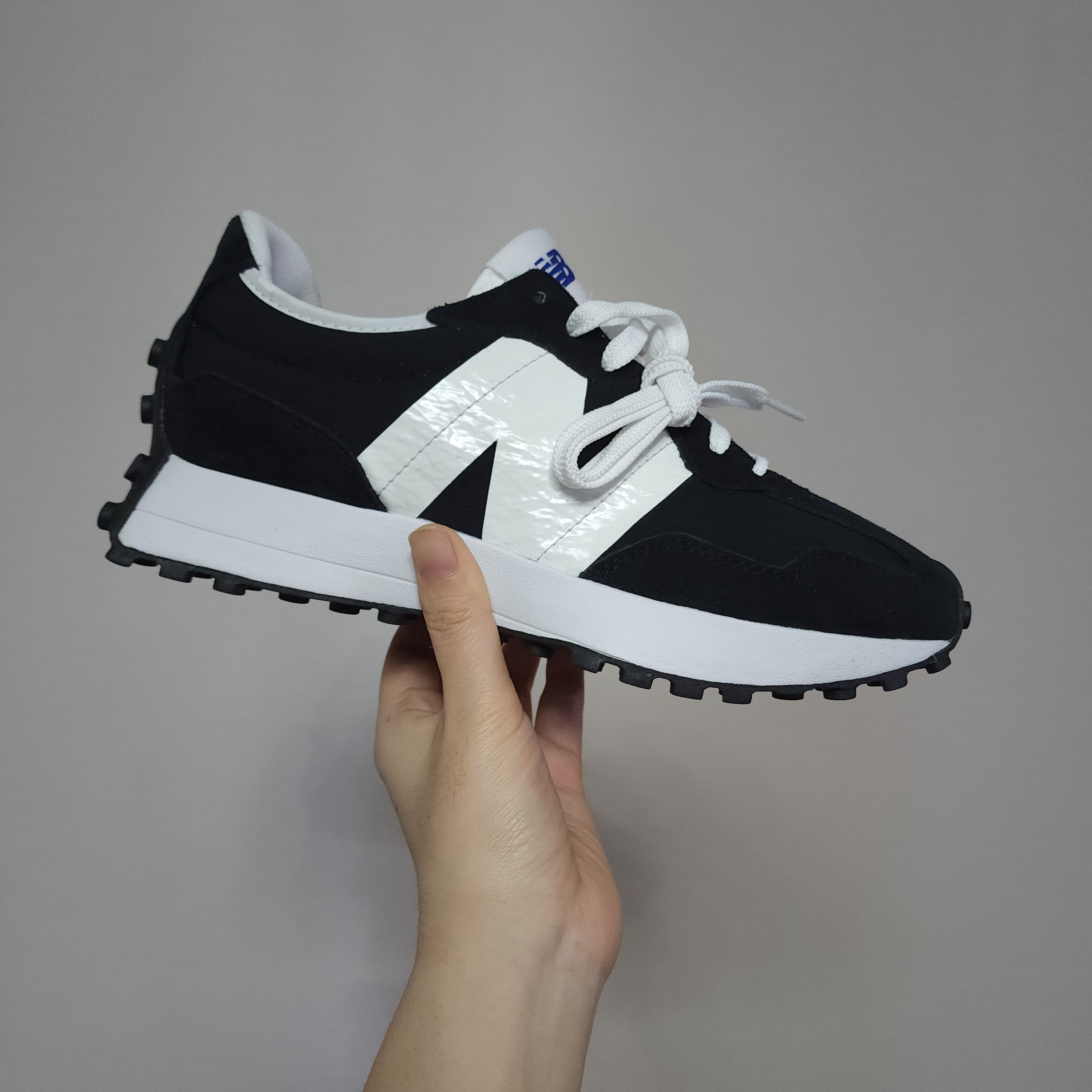 New Balance 327 Shifted Black 착용 스타일 - 1
