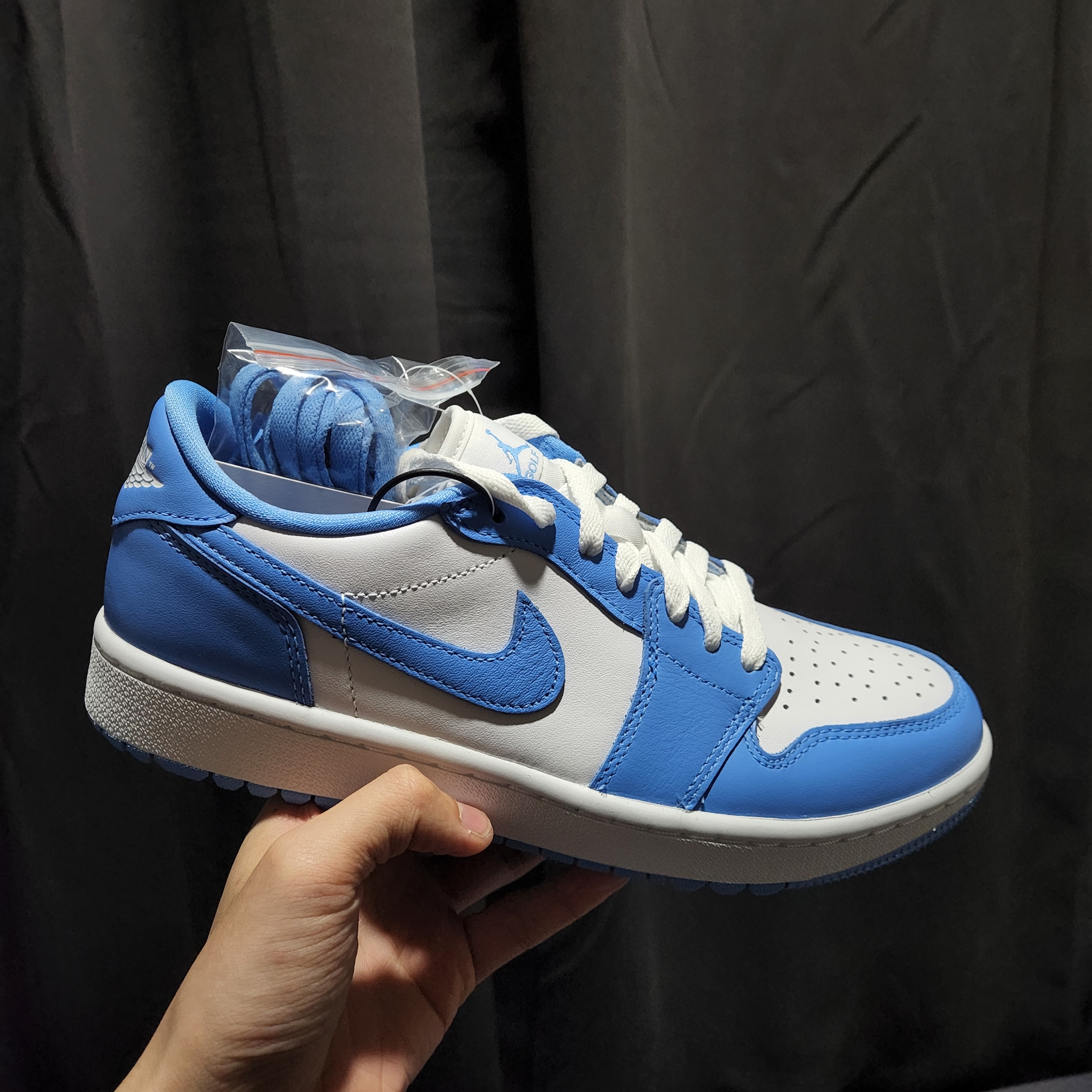 Jordan 1 Low Golf White and University Blue 착용 스타일