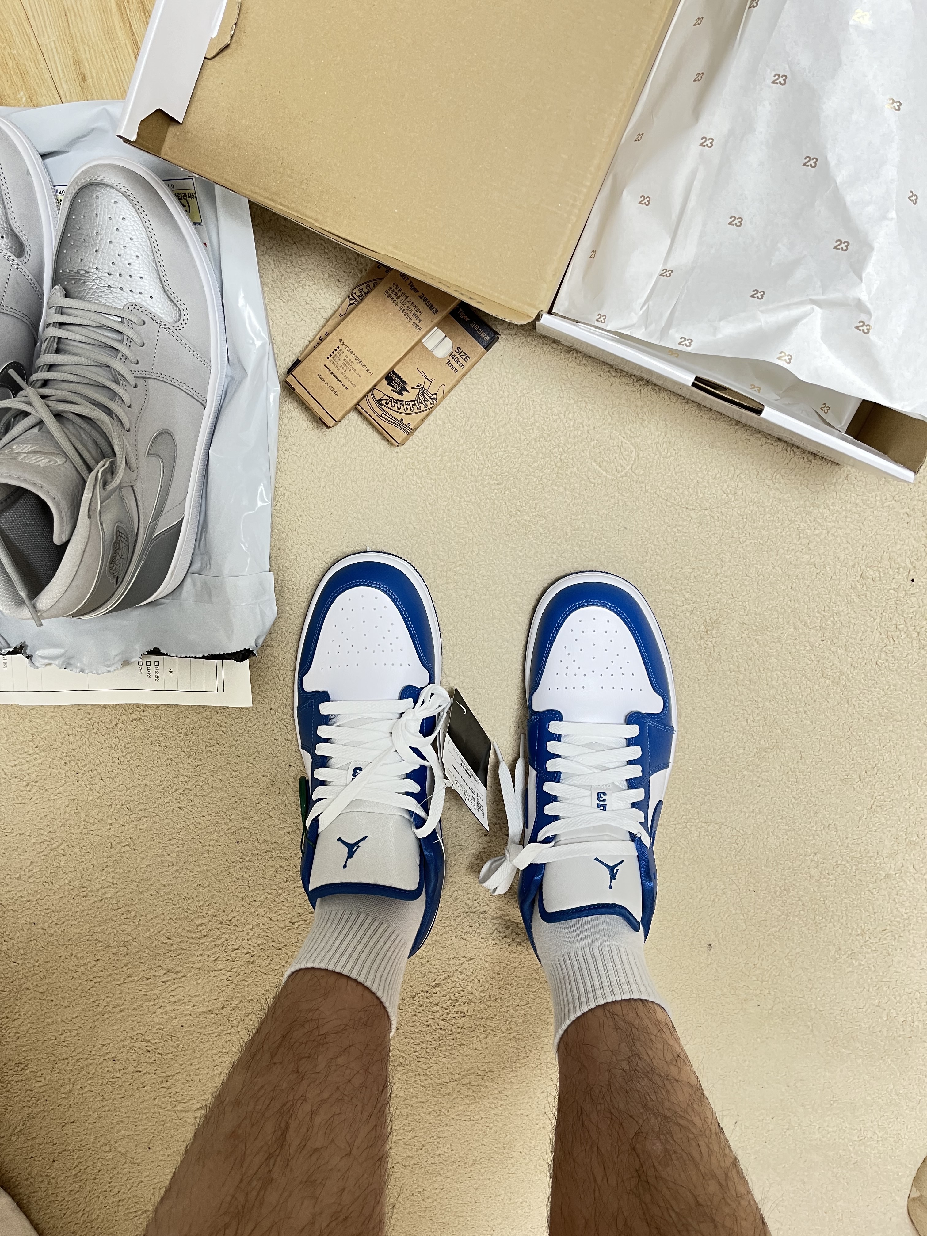 (W) Jordan 1 Low White Dark Marina Blue, Jordan 1 Retro High OG CO.JP Neutral Grey 착용 스타일