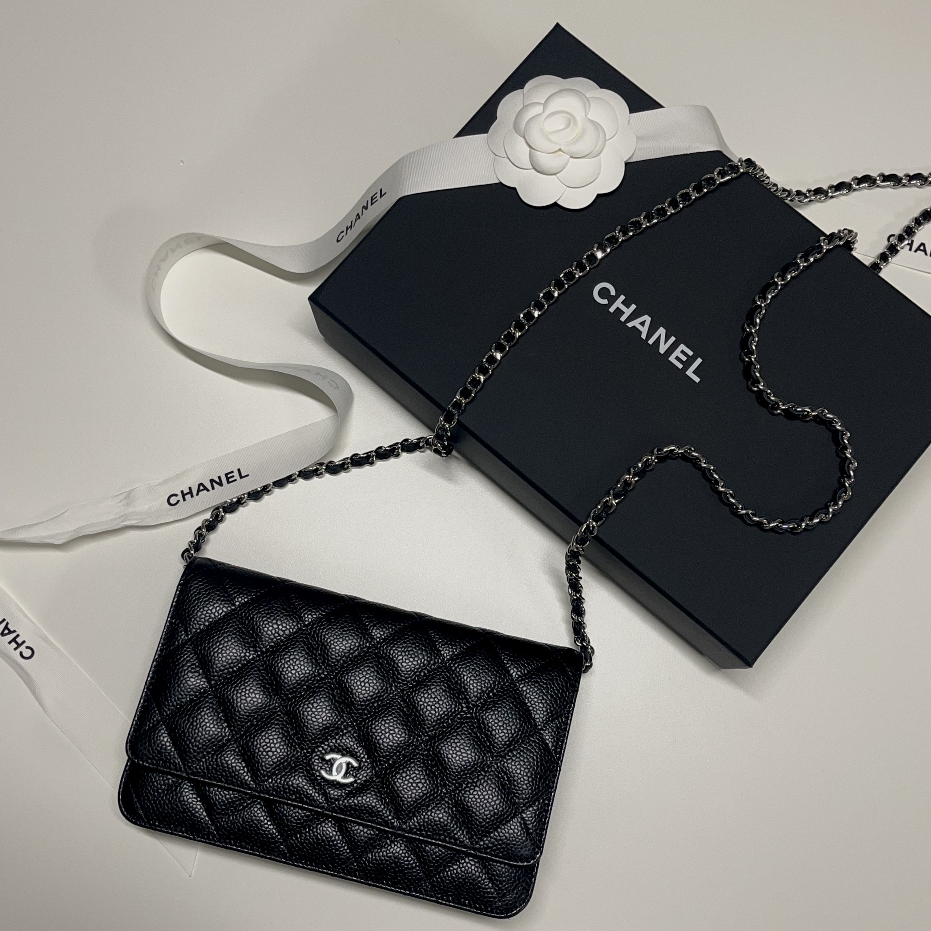 Chanel Classic Wallet On Chain Grained Calfskin & Silver Black 착용 스타일