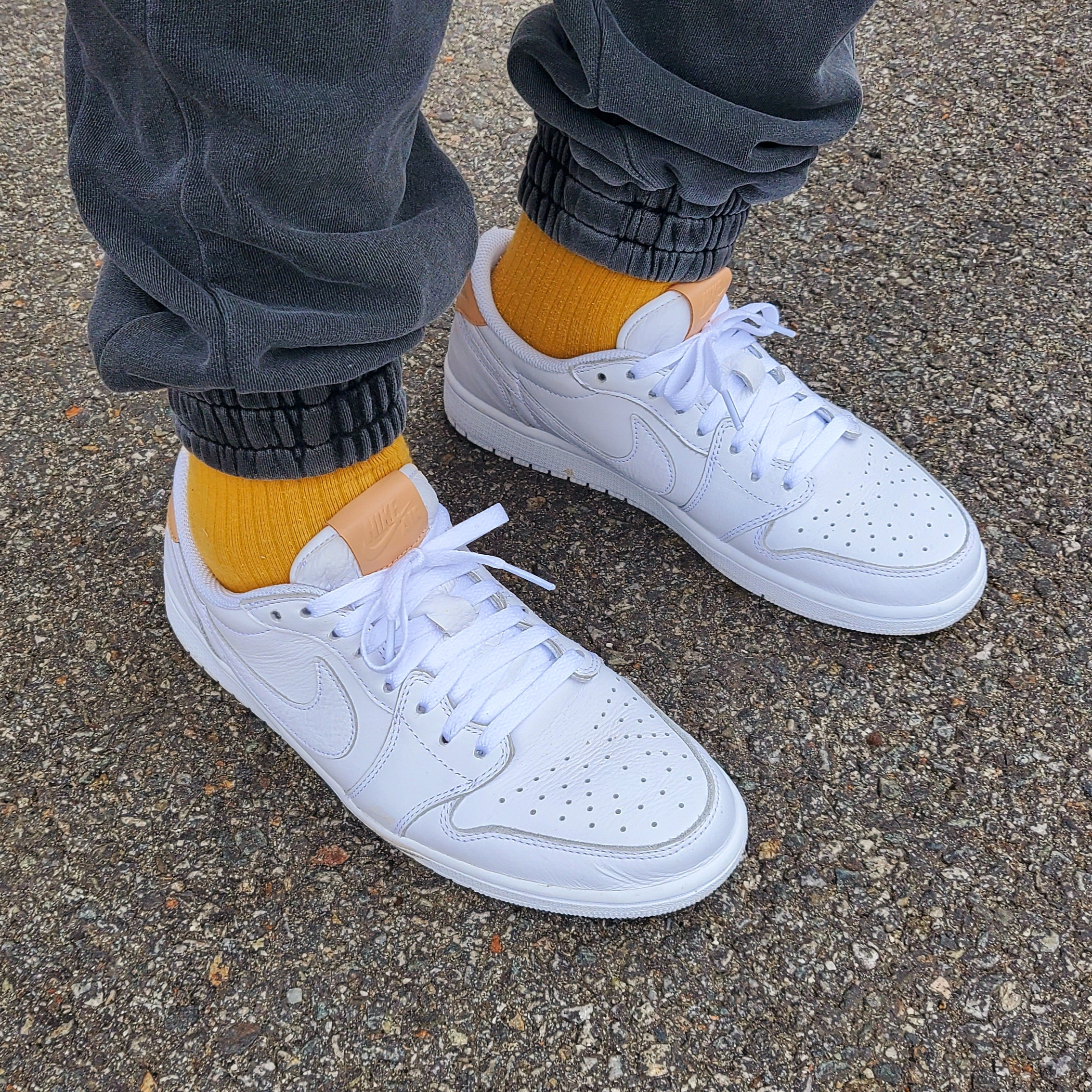 Jordan 1 Retro Low OG Premium White Tan 착용 스타일 - 3
