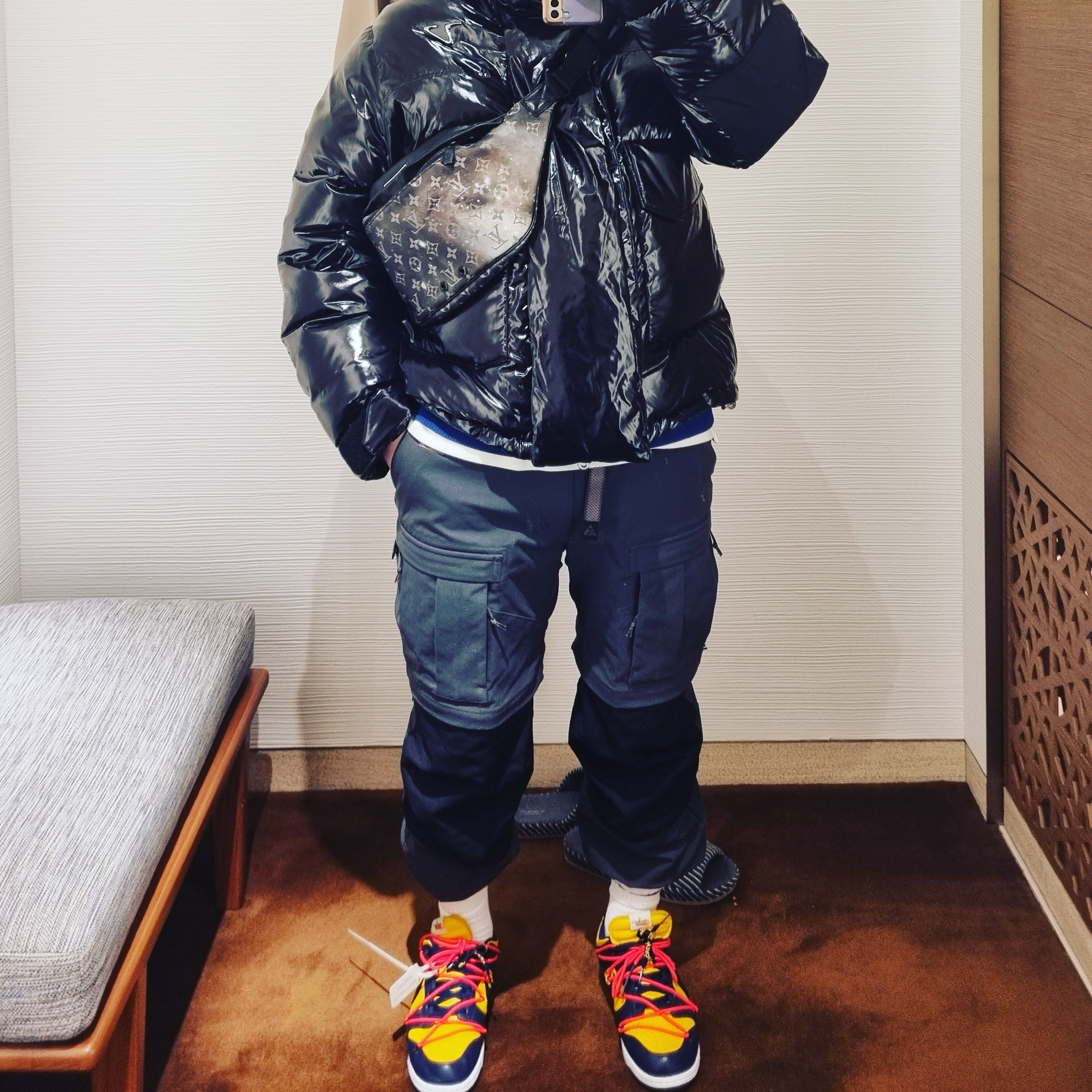 Nike x Off-White Dunk Low University Gold Midnight Navy, Nike ACG Smith Summit Cargo Pants Dark Smoke Grey - Asia 착용 스타일