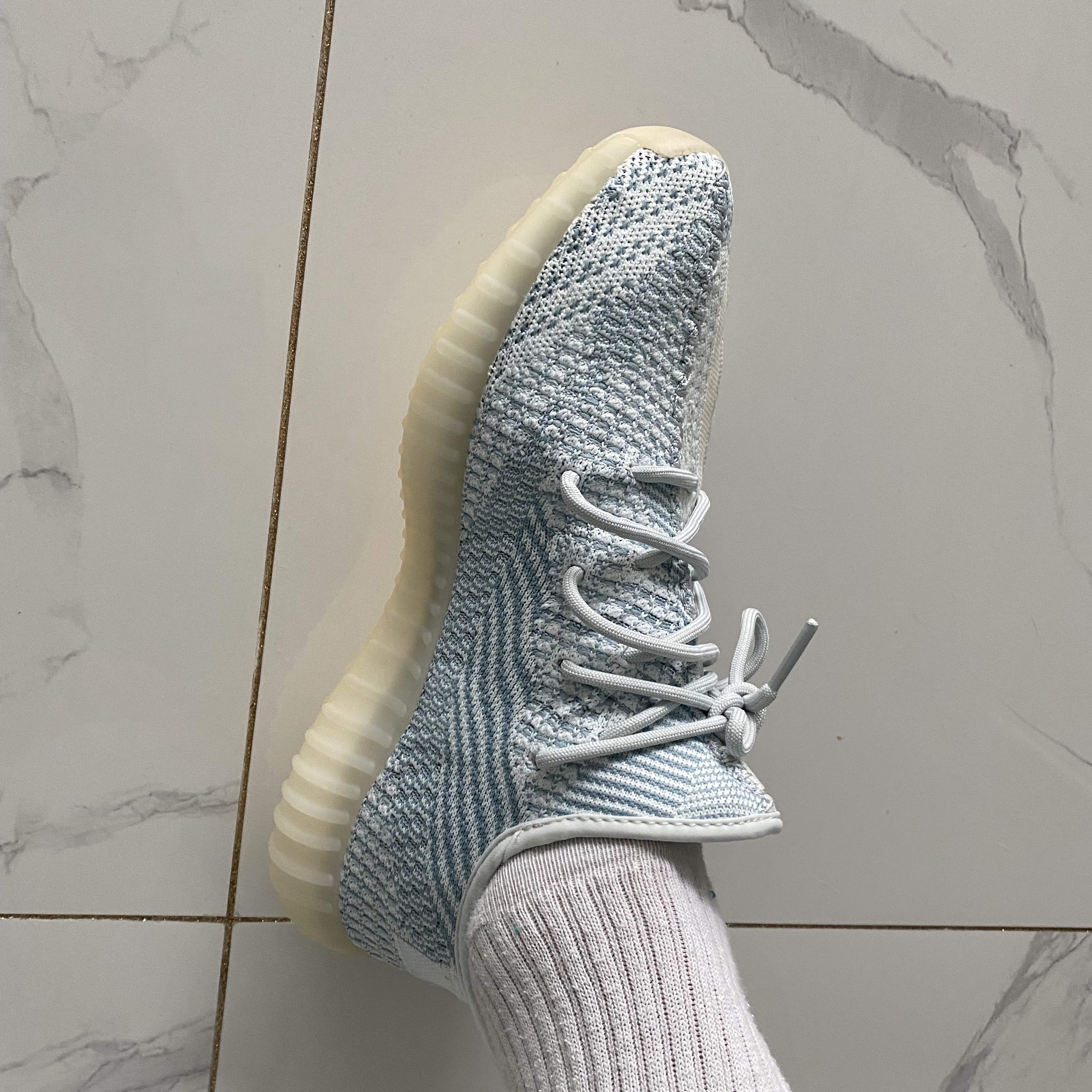 Adidas Yeezy Boost 350 V2 Cloud White - Non-Reflective 착용 스타일 - 2