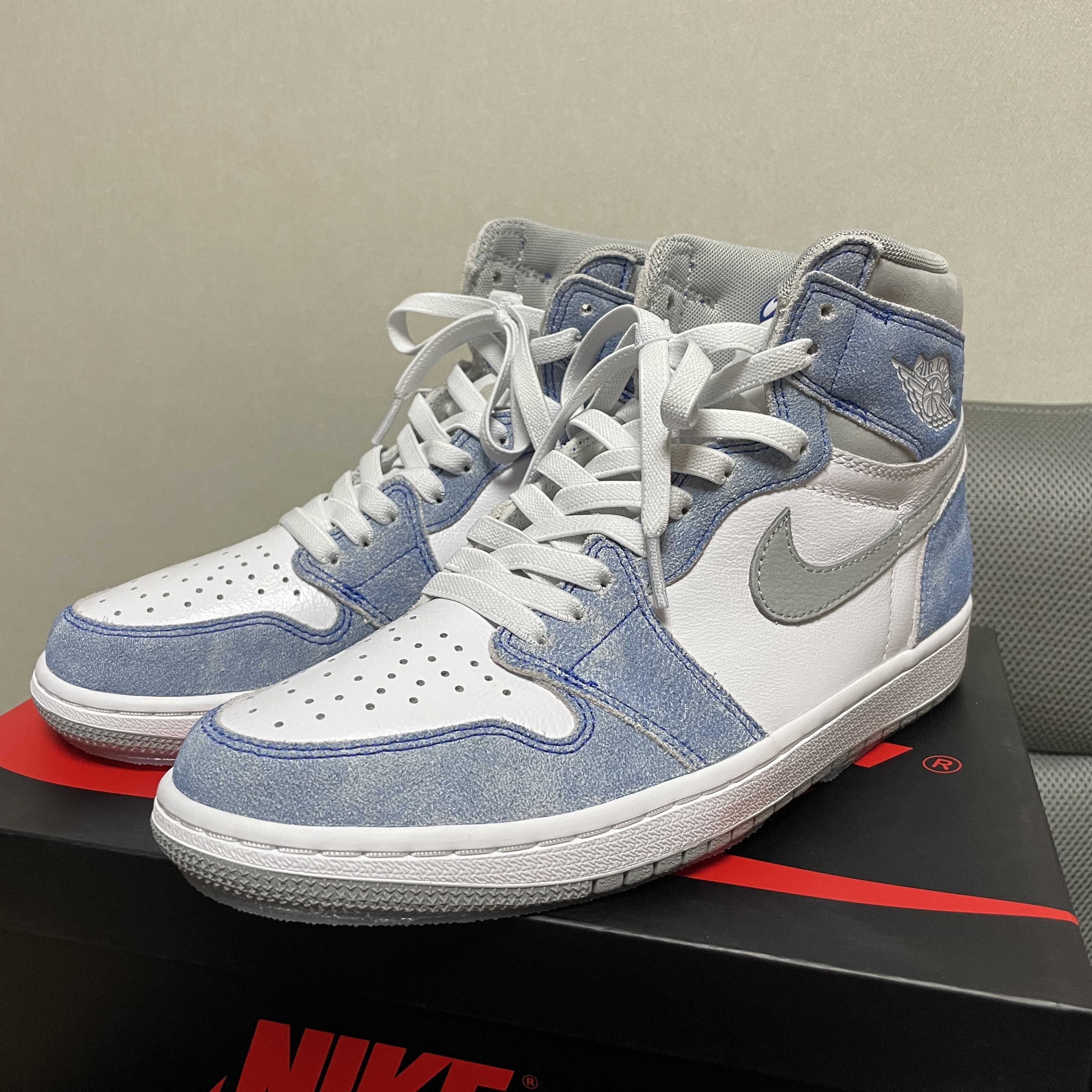 Jordan 1 Retro High OG Hyper Royal 착용 스타일