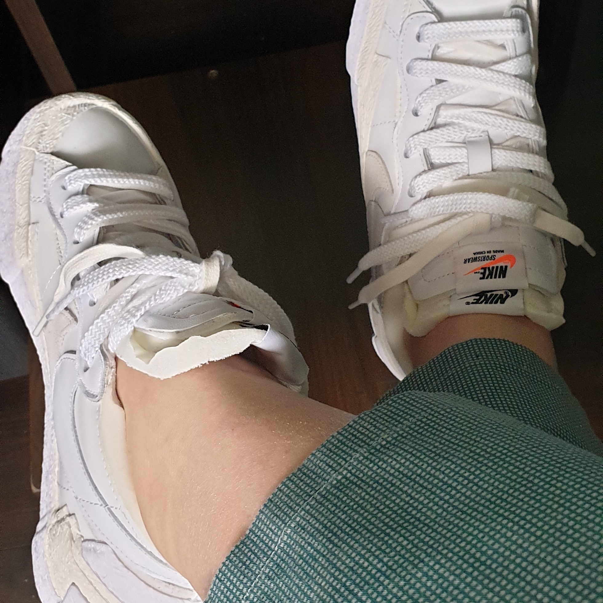 Nike x Sacai Blazer Low White Patent Leather 착용 스타일 - 1