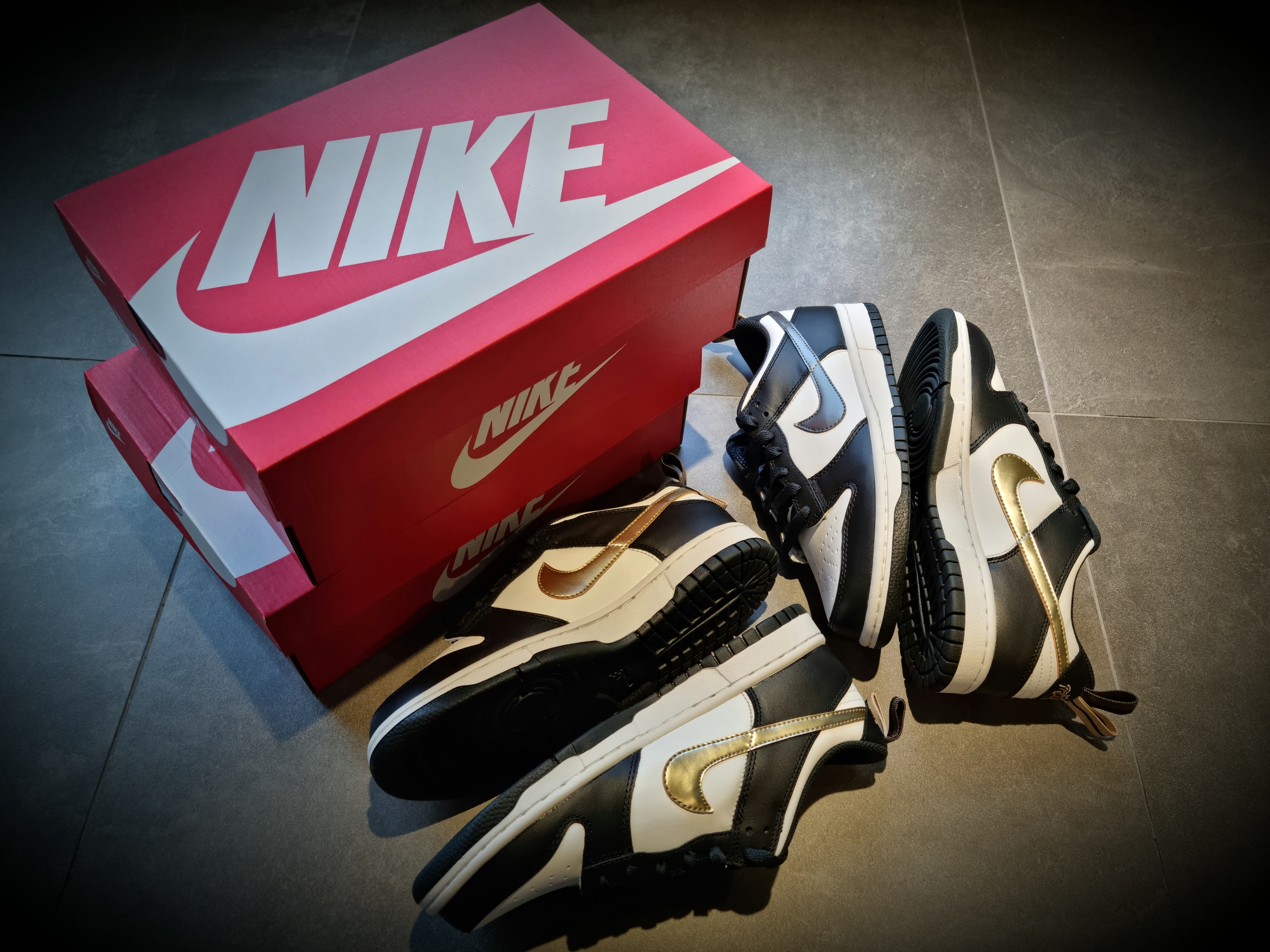(GS) Nike Dunk Low SE Off Noir Summit White Metallic Pewter 착용 스타일 - 4