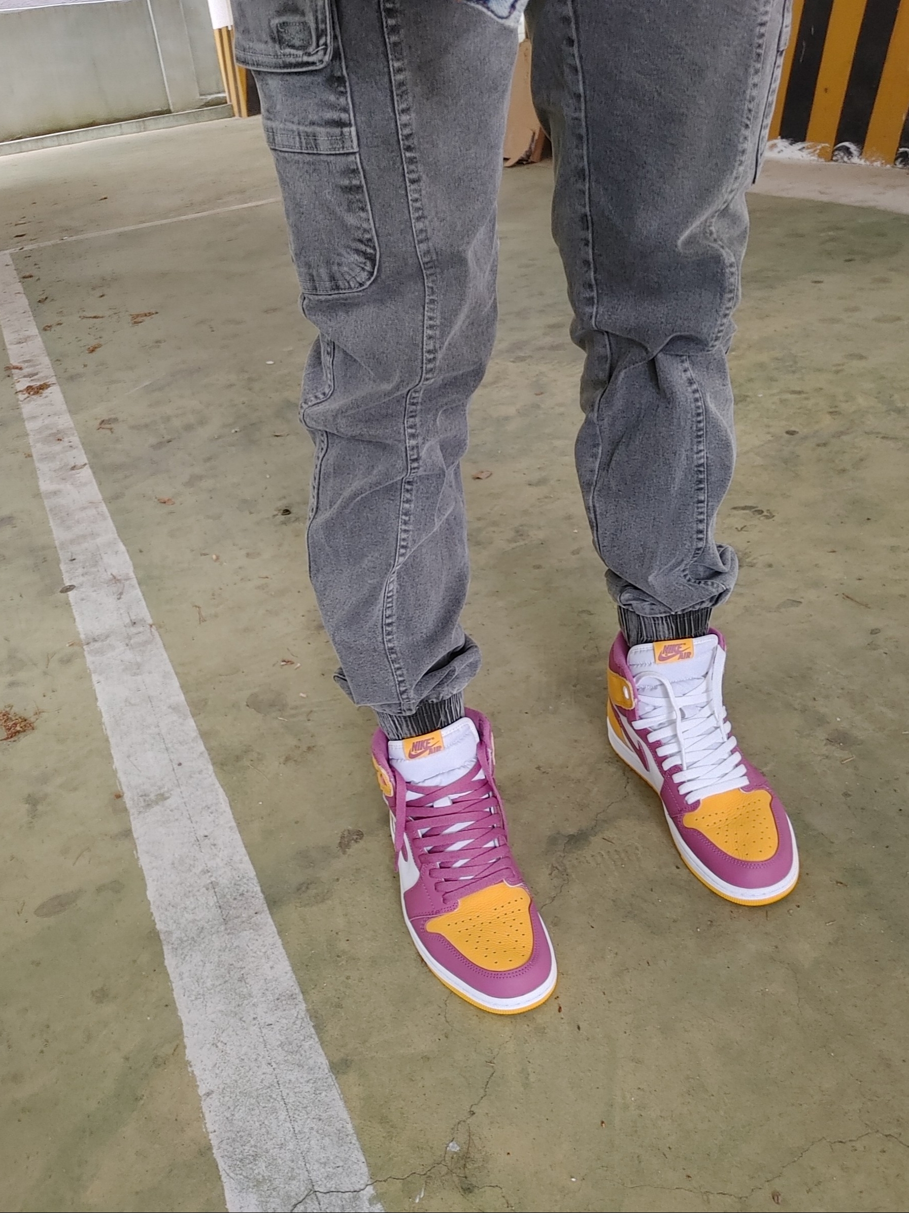 Jordan 1 Retro High OG University Gold Light Bordeaux 착용 스타일