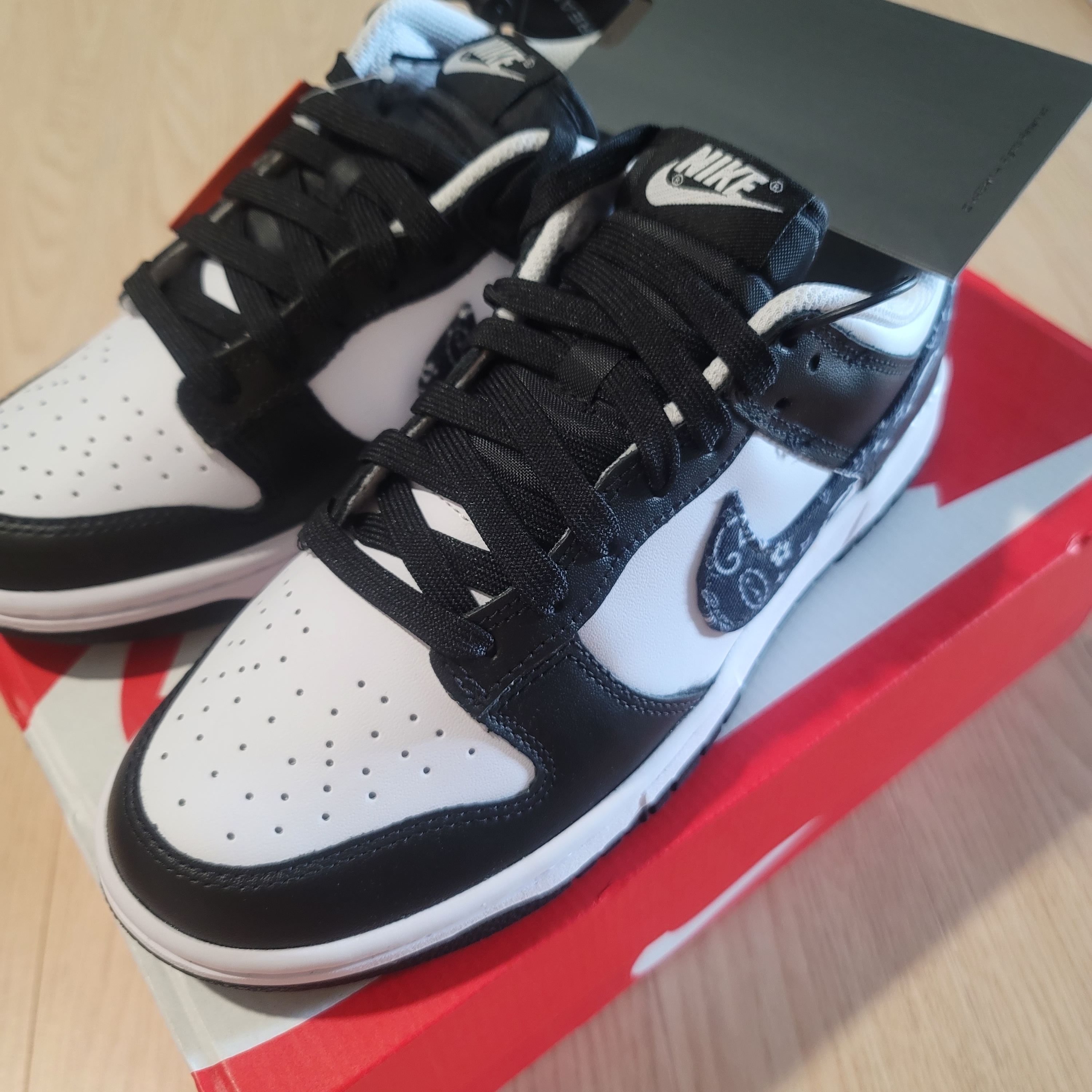 (W) Nike Dunk Low Essential Black Paisley 착용 스타일 - 2