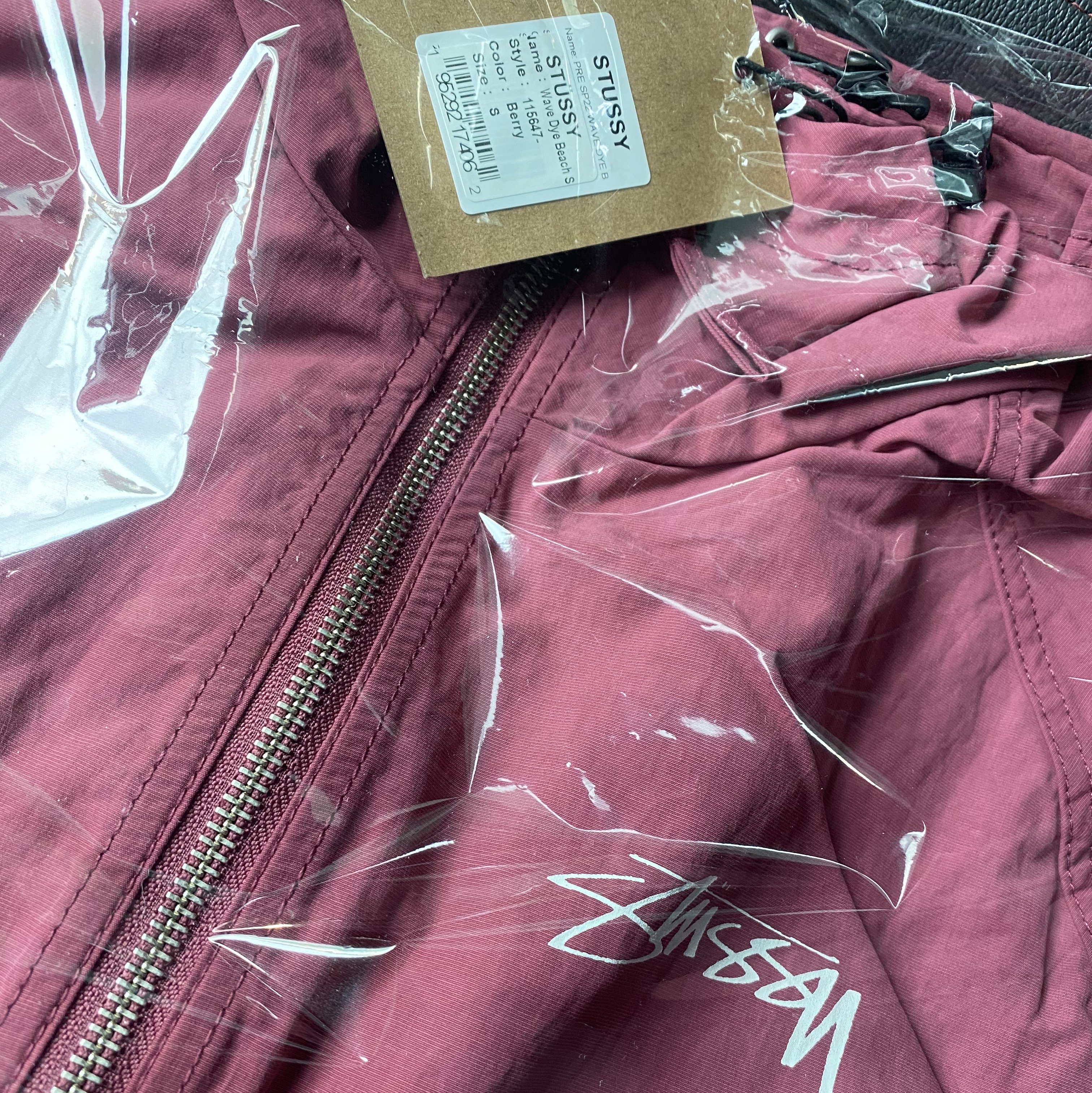 Stussy Wave Dye Beach Shell Jacket Berry 착용 스타일