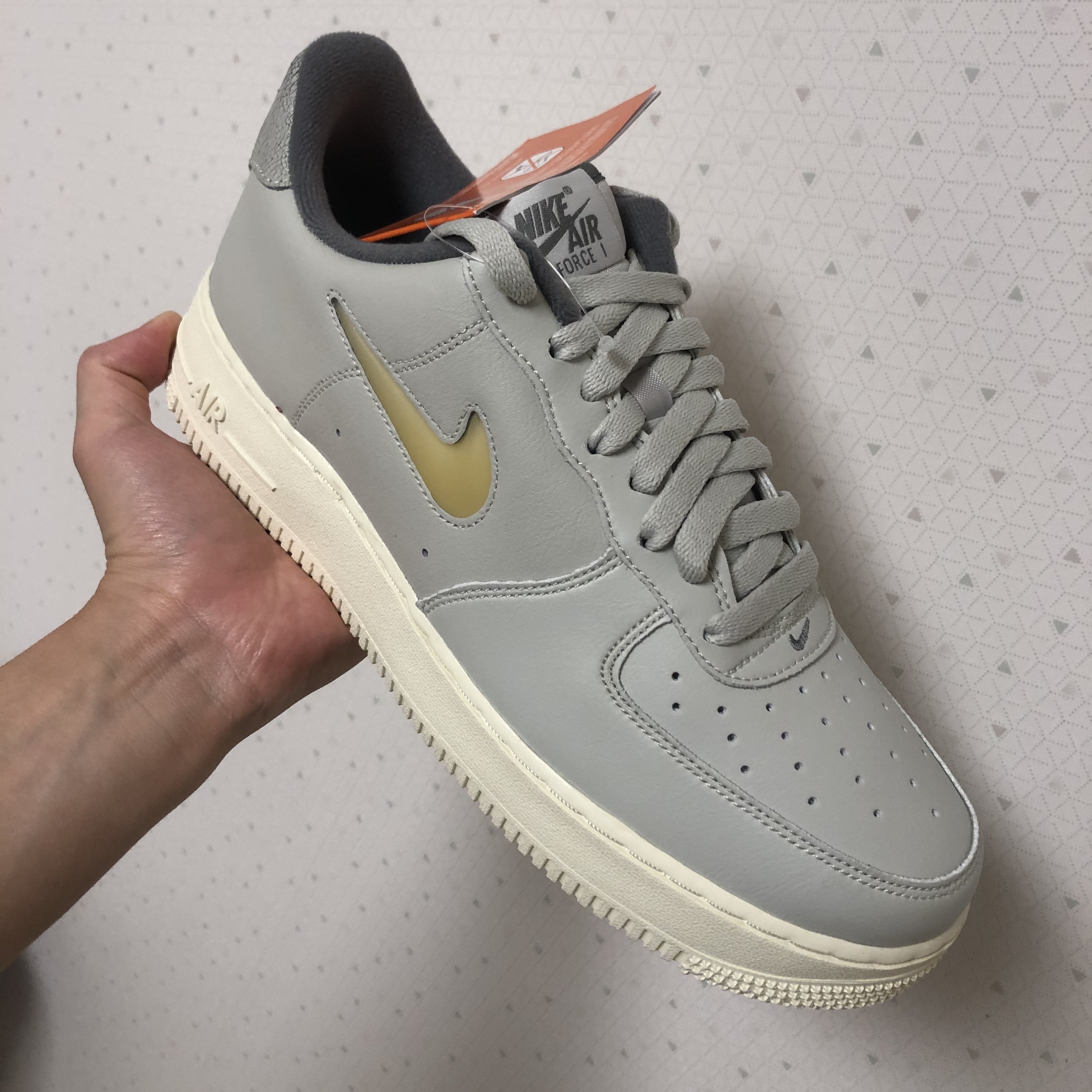 Nike Air Force 1 '07 LX Light Bone and Coconut Milk 착용 스타일