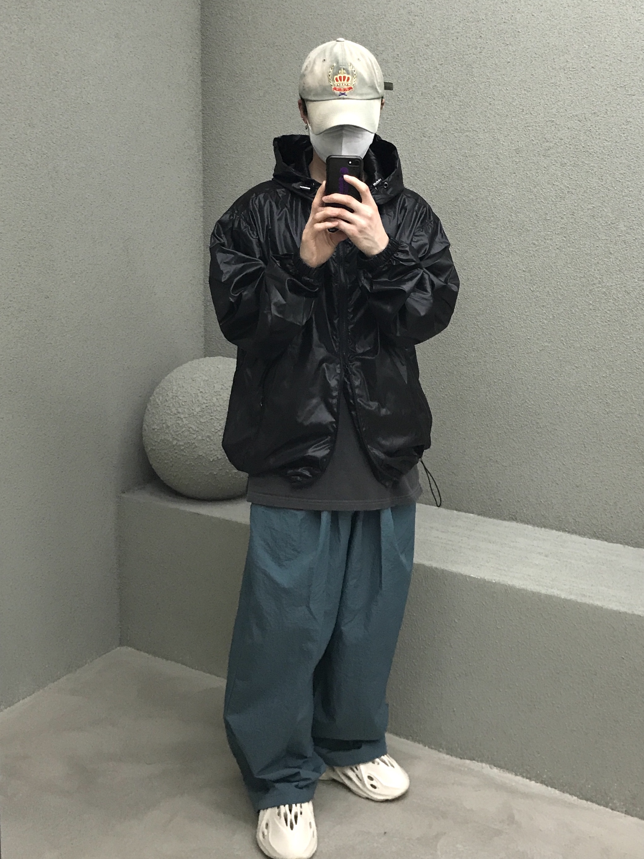 Adidas Yeezy Foam RNNR Sand 착용 스타일 - 1