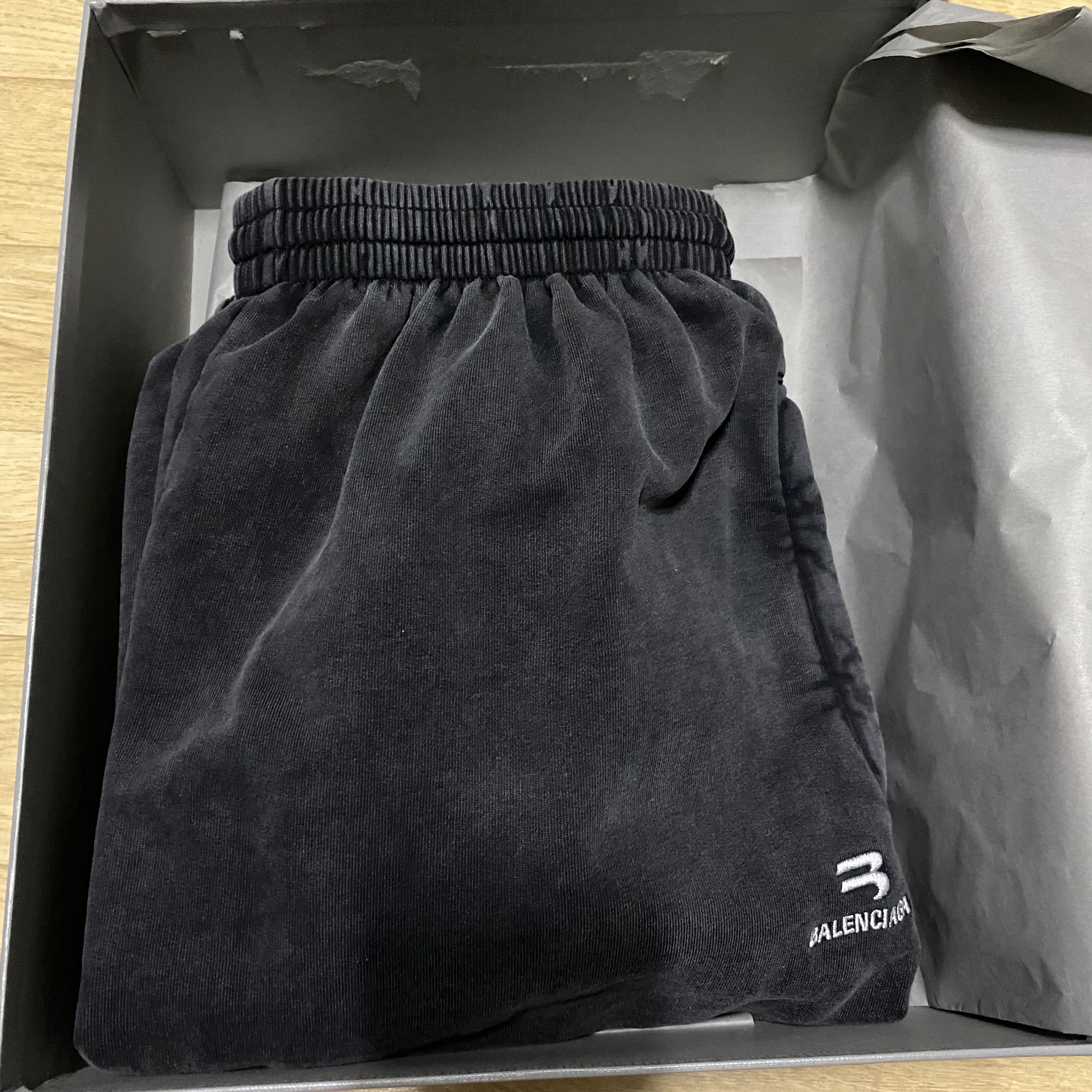 Balenciaga Defender Sneakers Black 착용 스타일 - 2