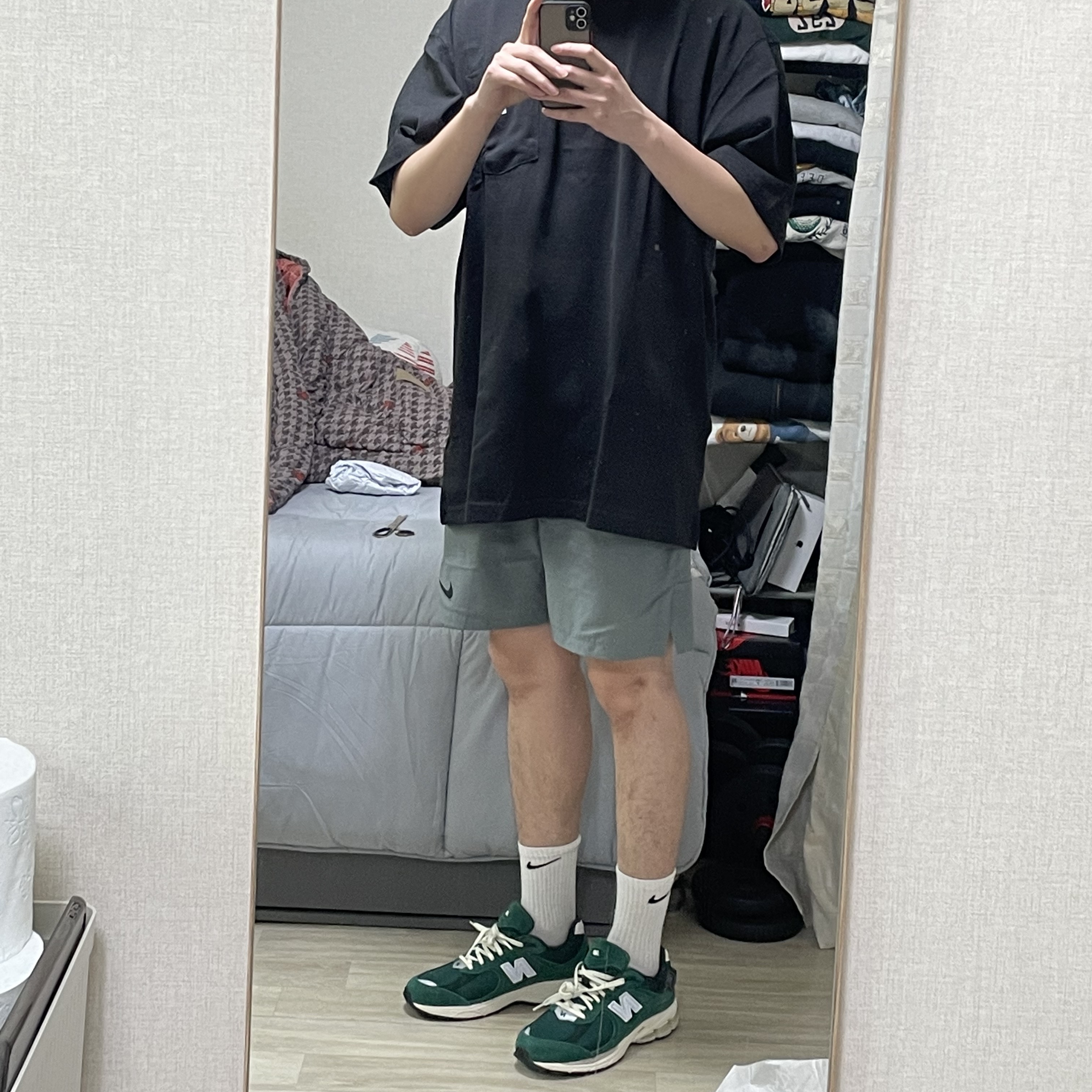 New Balance 2002R Nightwatch Green 착용 스타일