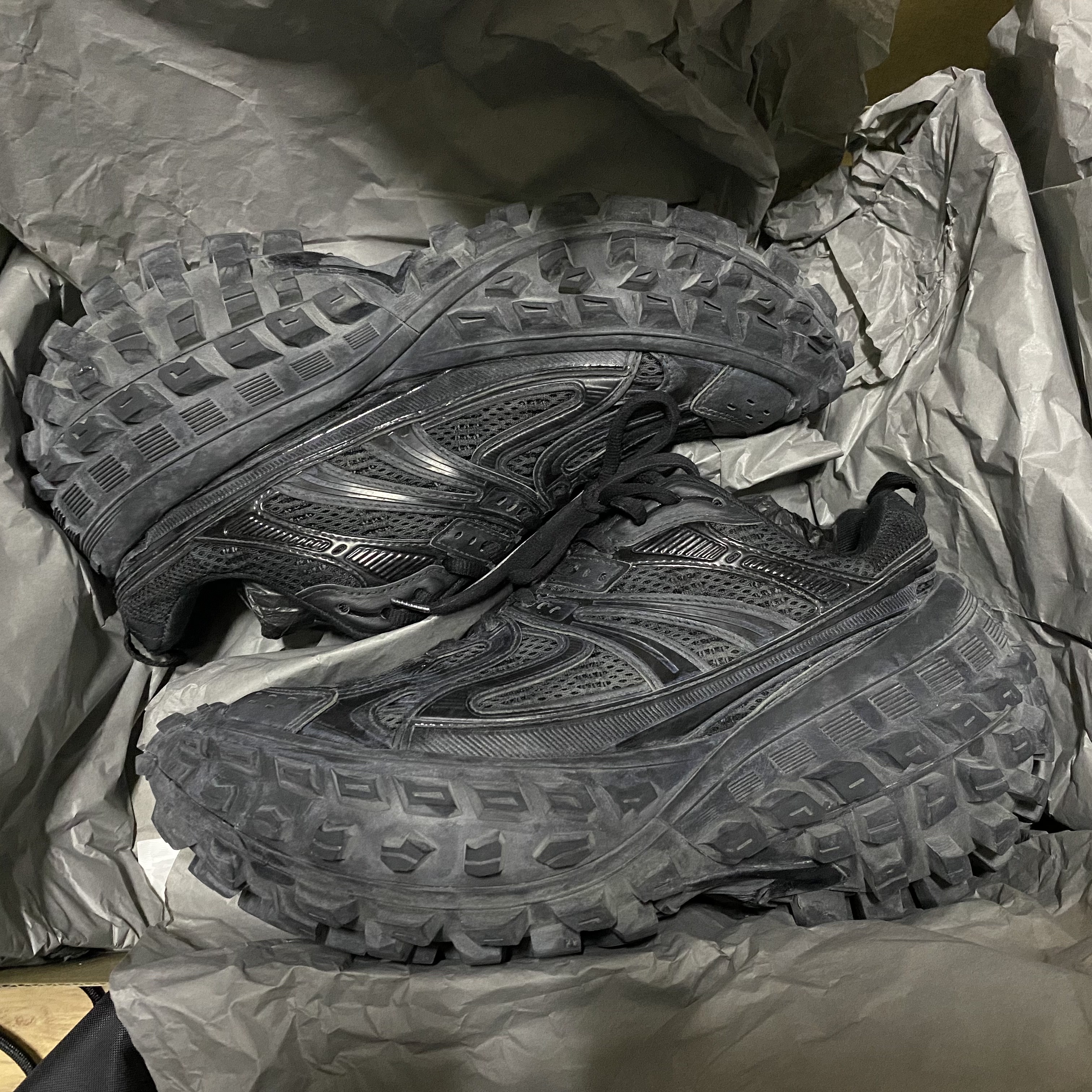 Balenciaga Defender Sneakers Black 착용 스타일 - 1
