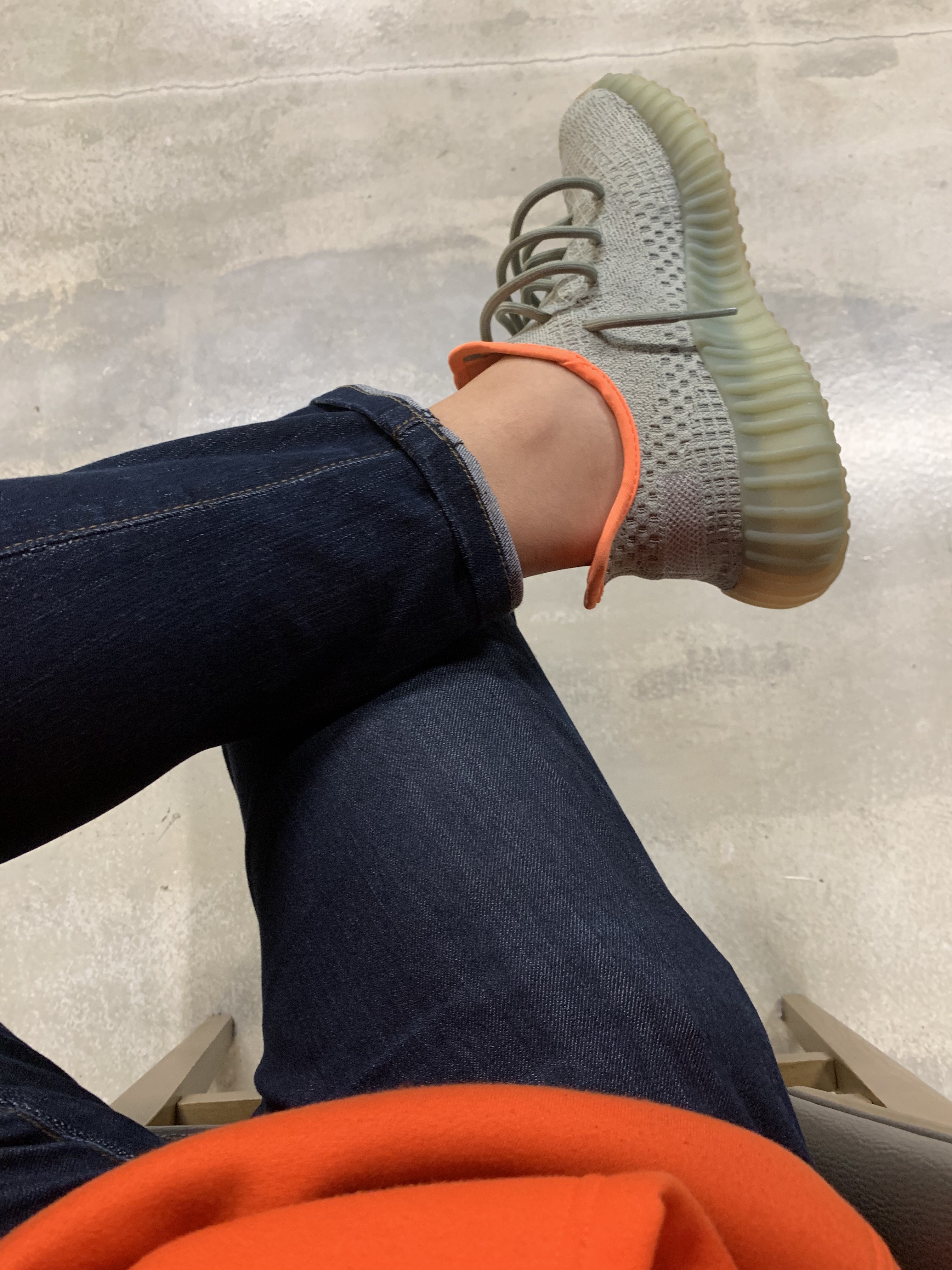 Adidas Yeezy Boost 350 V2 Desert Sage 착용 스타일