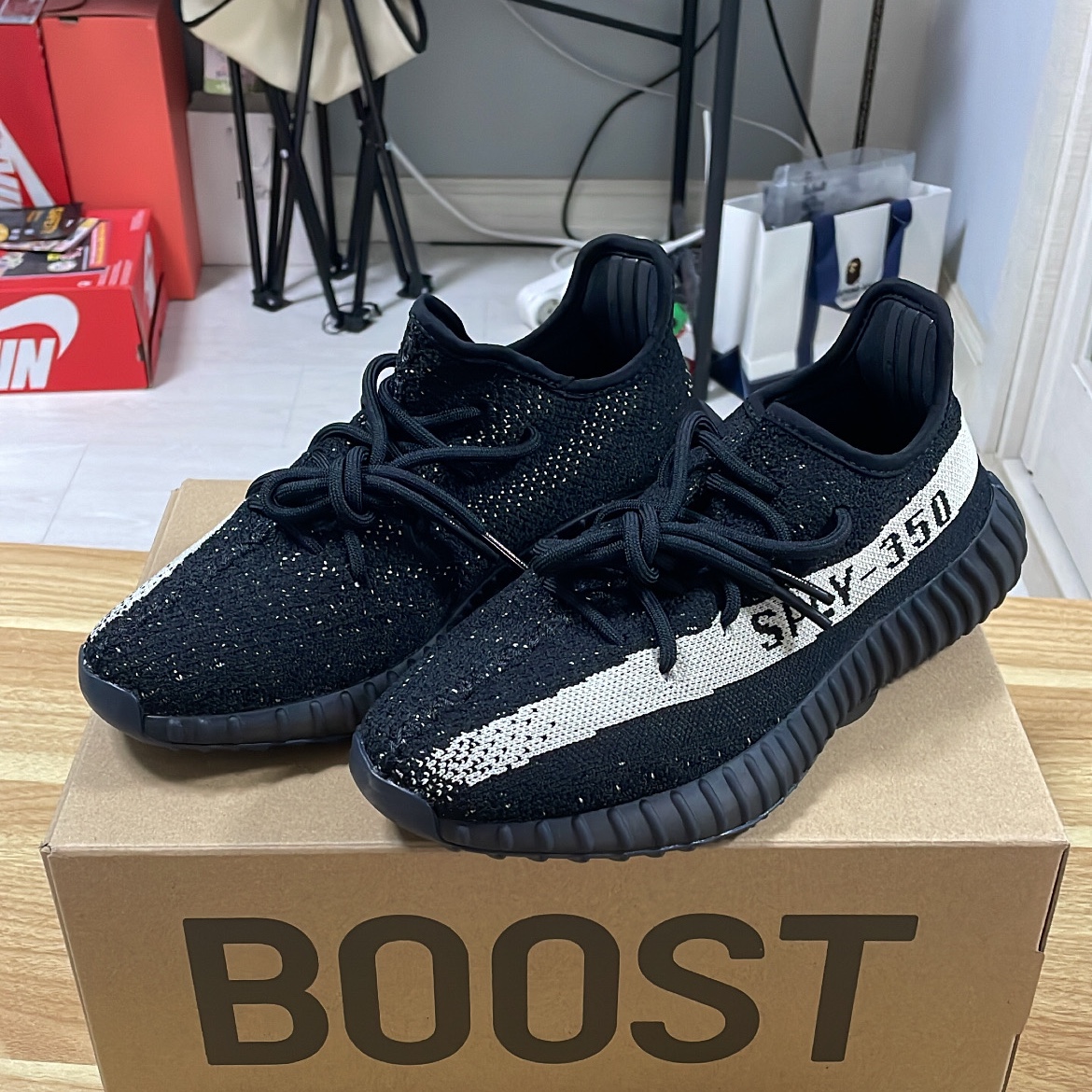 Adidas Yeezy Boost 350 V2 Core Black White 2022 착용 스타일