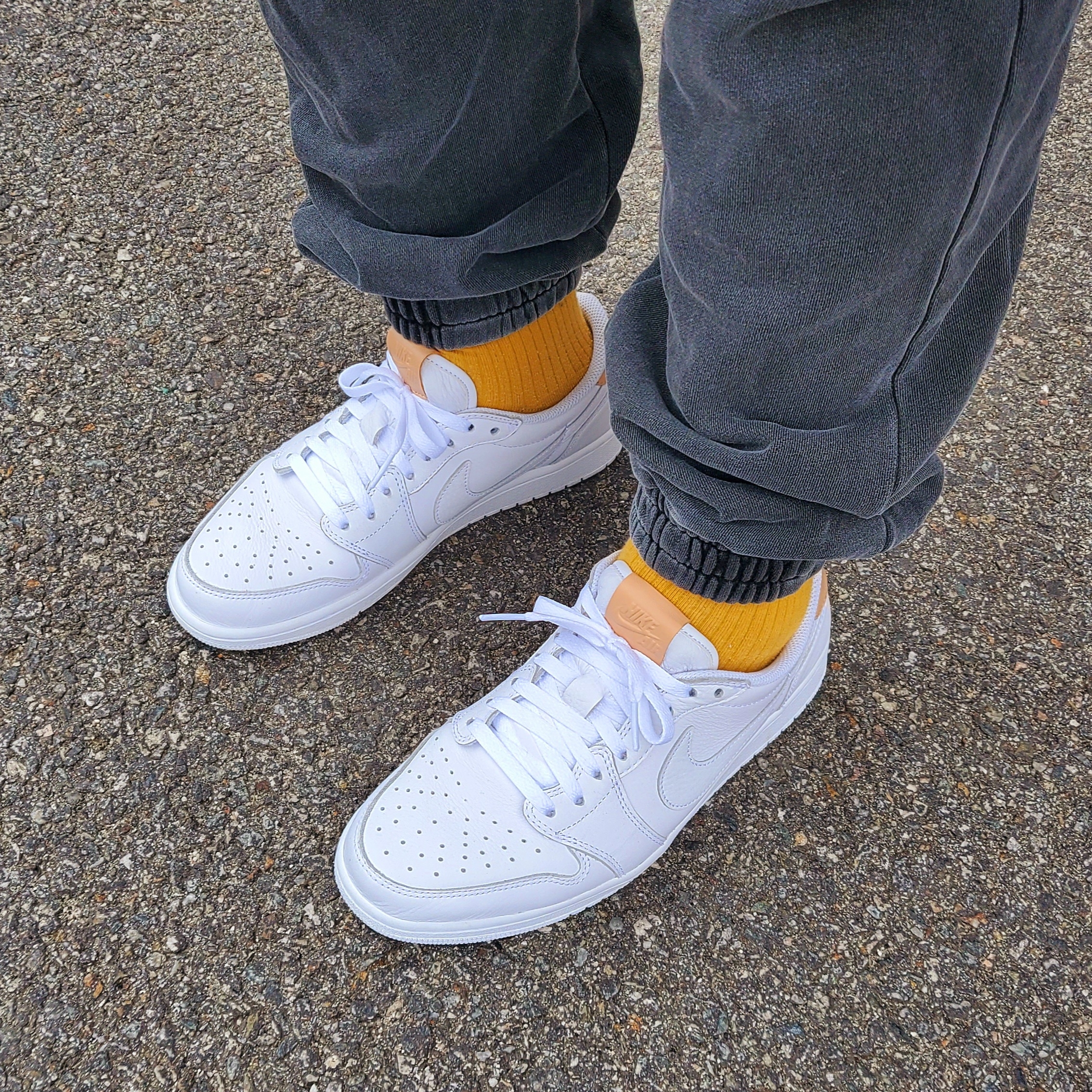 Jordan 1 Retro Low OG Premium White Tan 착용 스타일 - 2