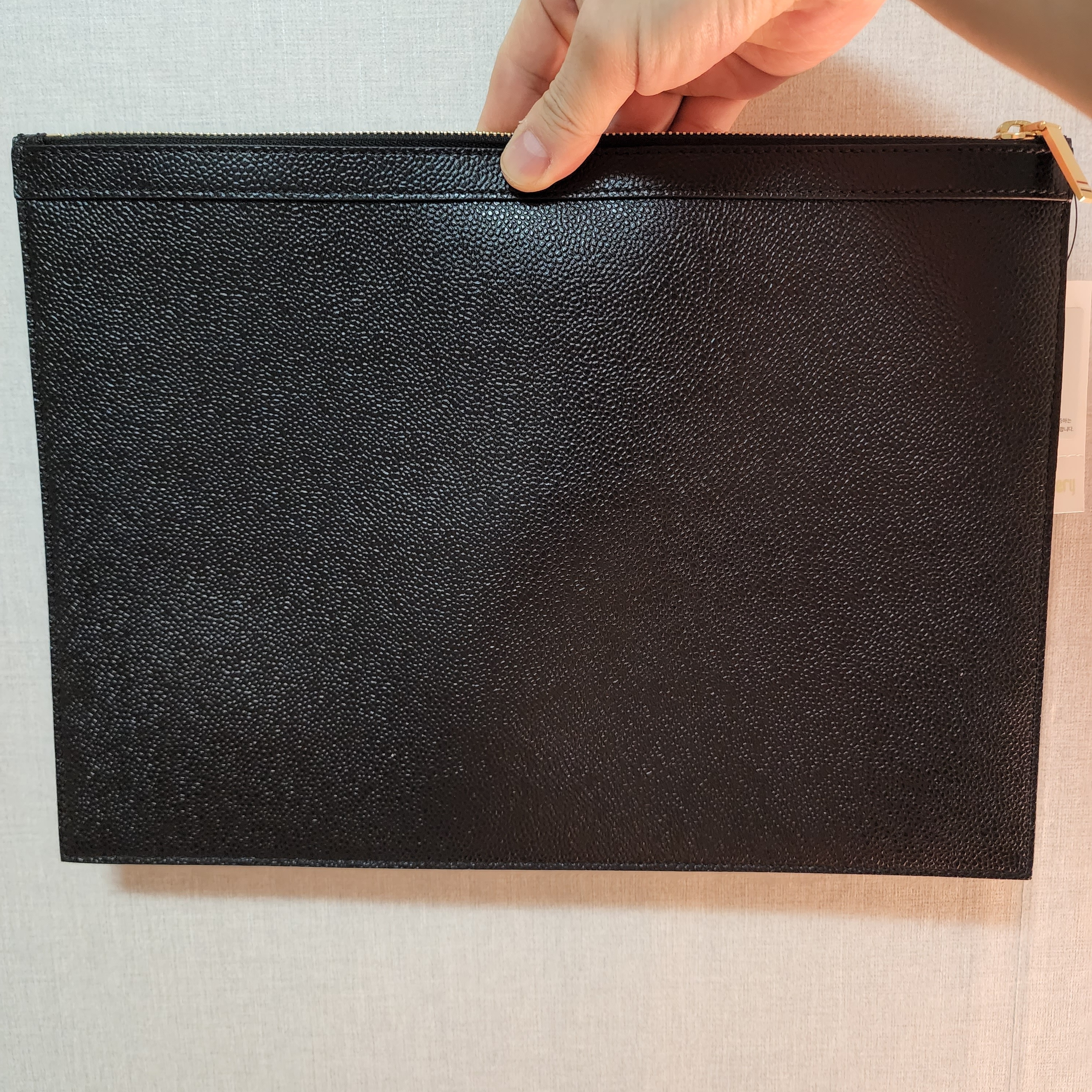 Thom Browne Medium Document Holder Black 착용 스타일 - 2