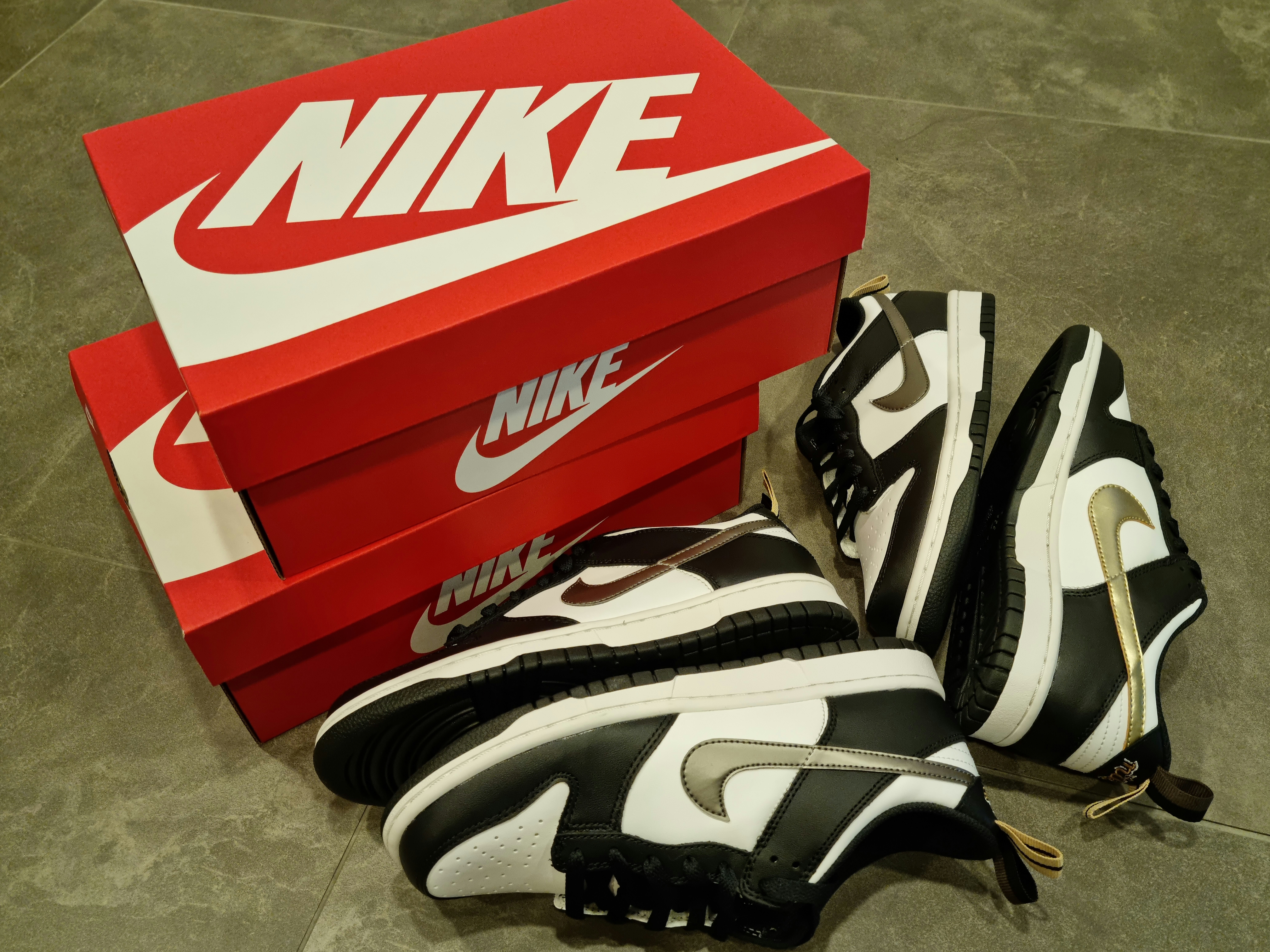 (GS) Nike Dunk Low SE Off Noir Summit White Metallic Pewter 착용 스타일 - 3