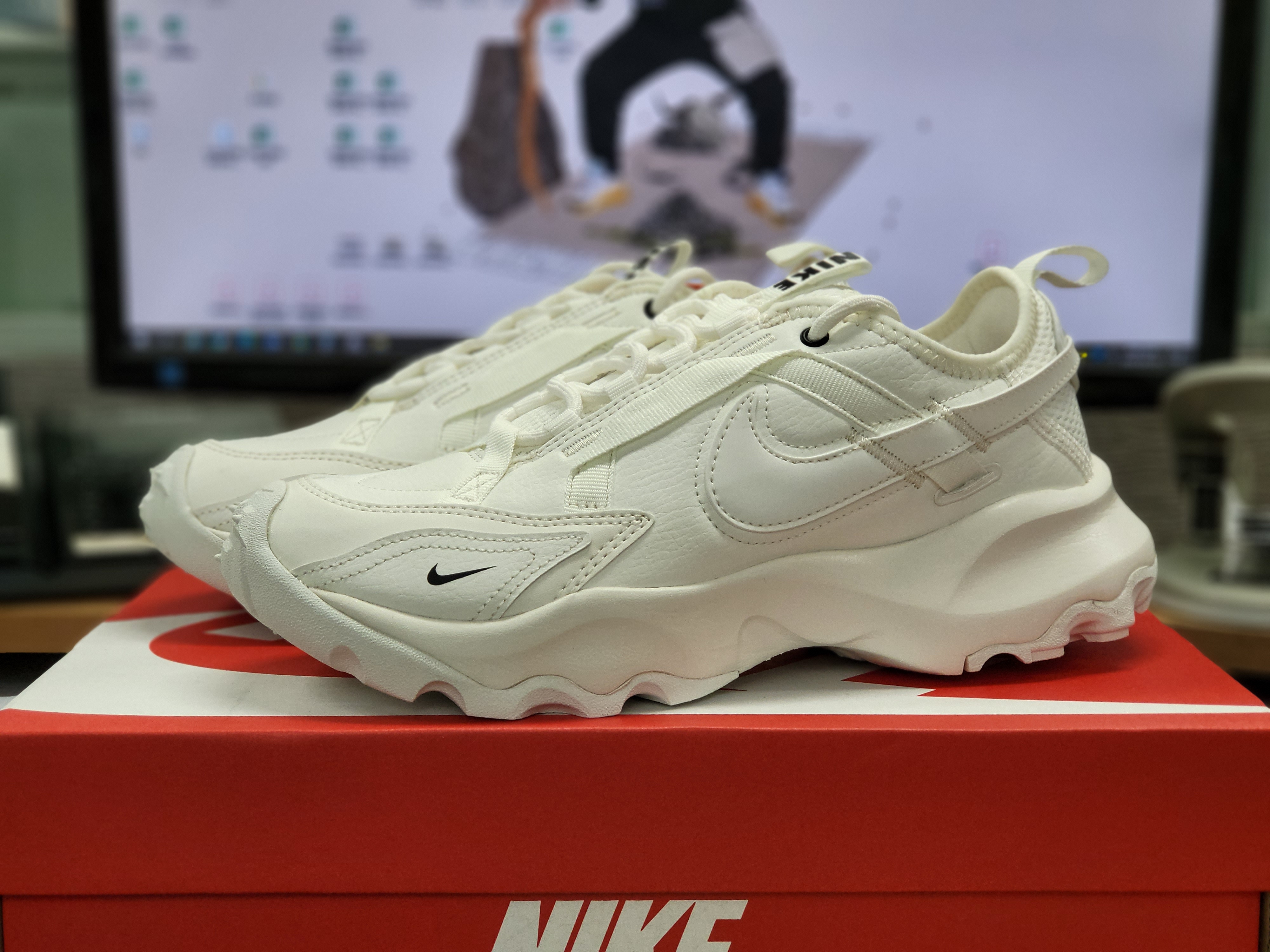 (W) Nike TC 7900 Summit White 착용 스타일
