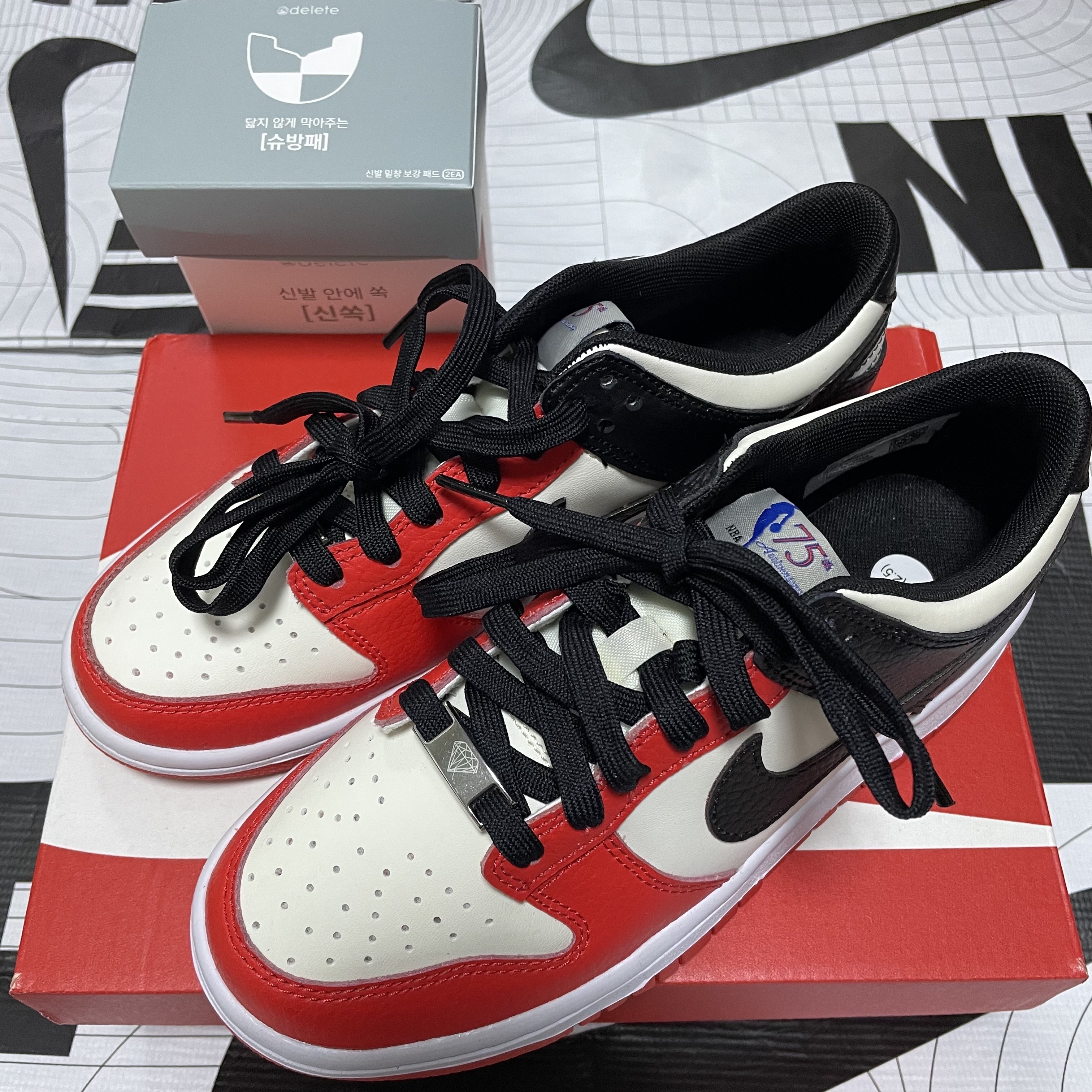 (GS) Nike x NBA Dunk Low Black and Chile Red 착용 스타일 - 1