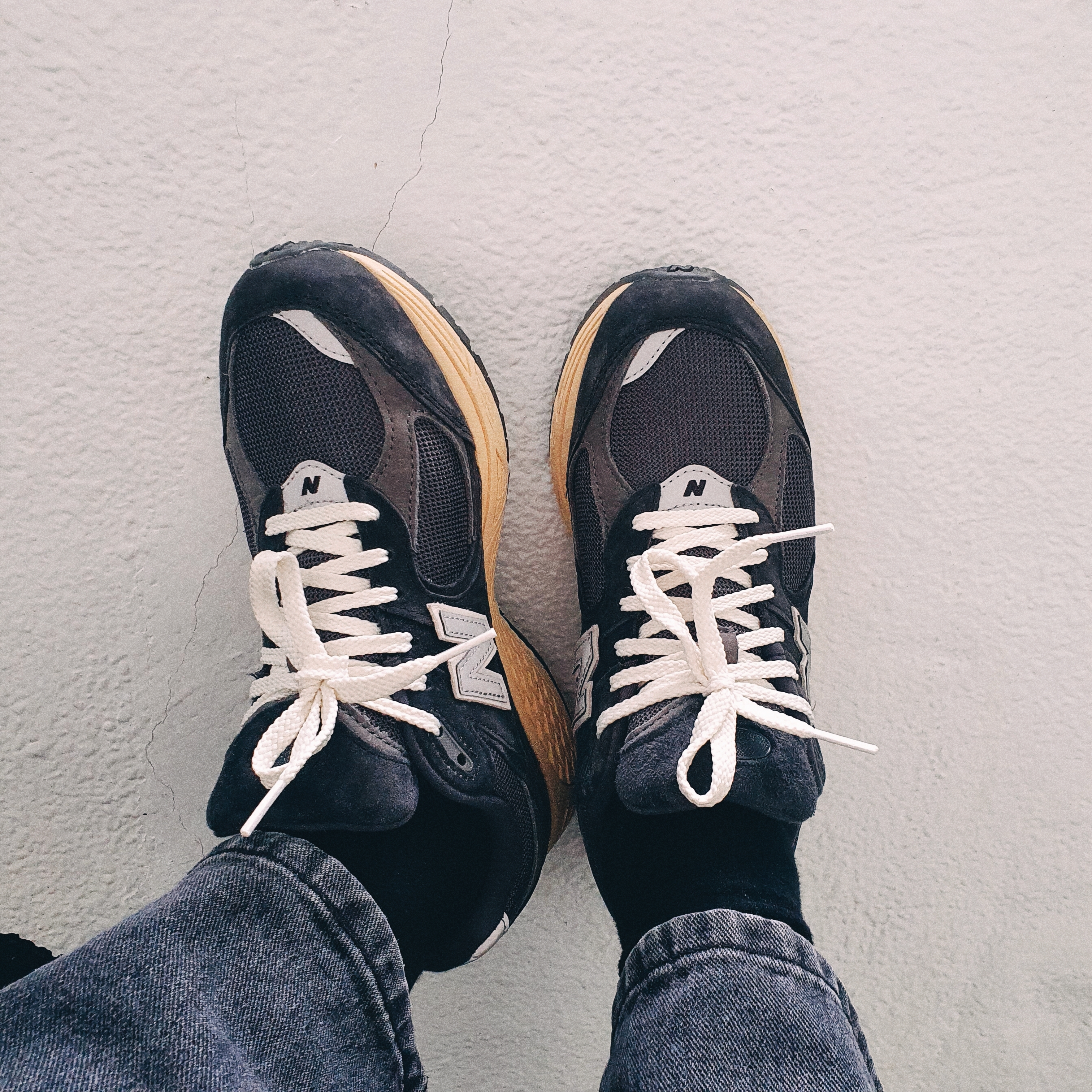 New Balance 2002R Special Vintage Black Grey 착용 스타일 - 1