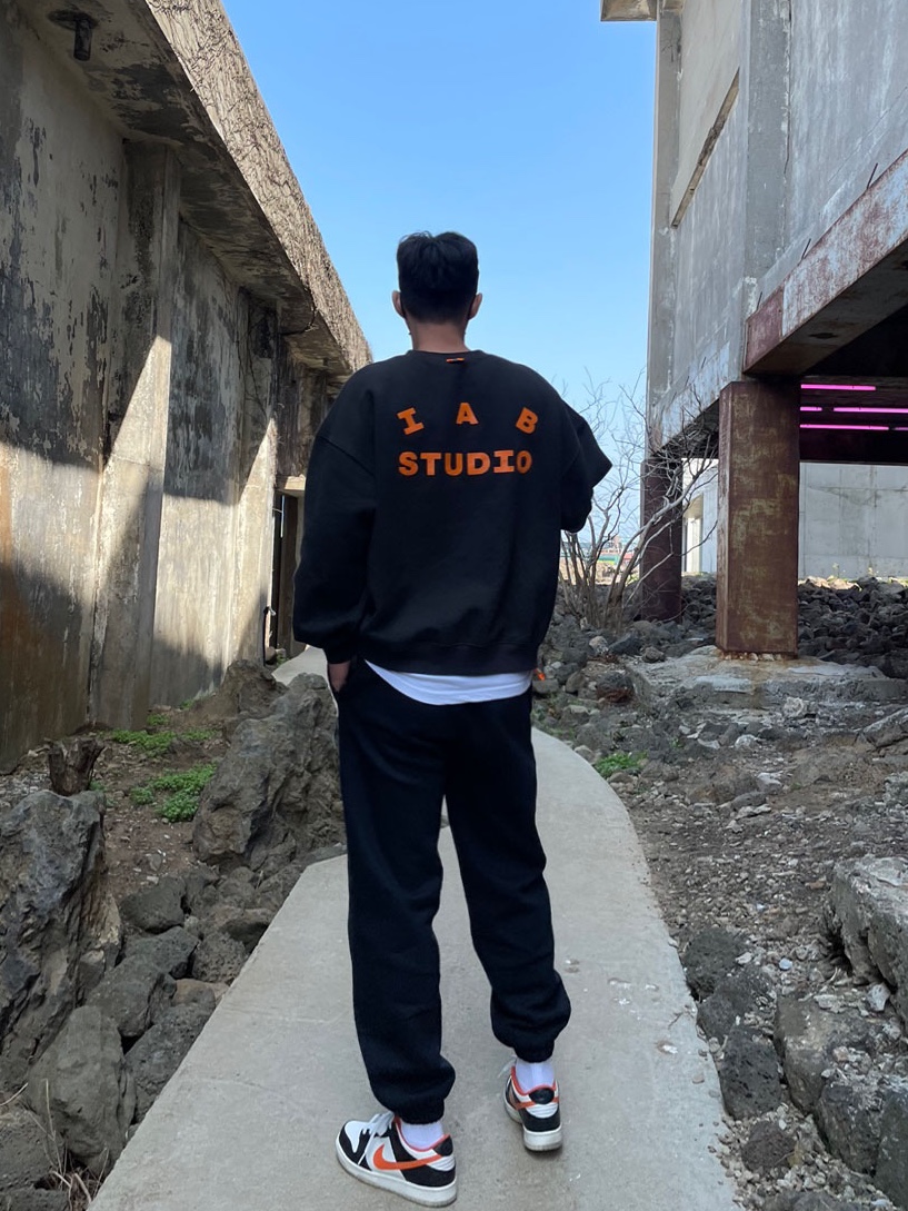 Nike Dunk Low Retro PRM Halloween, IAB Studio x Doosan Infracore Sweatshirt Charcoal 착용 스타일