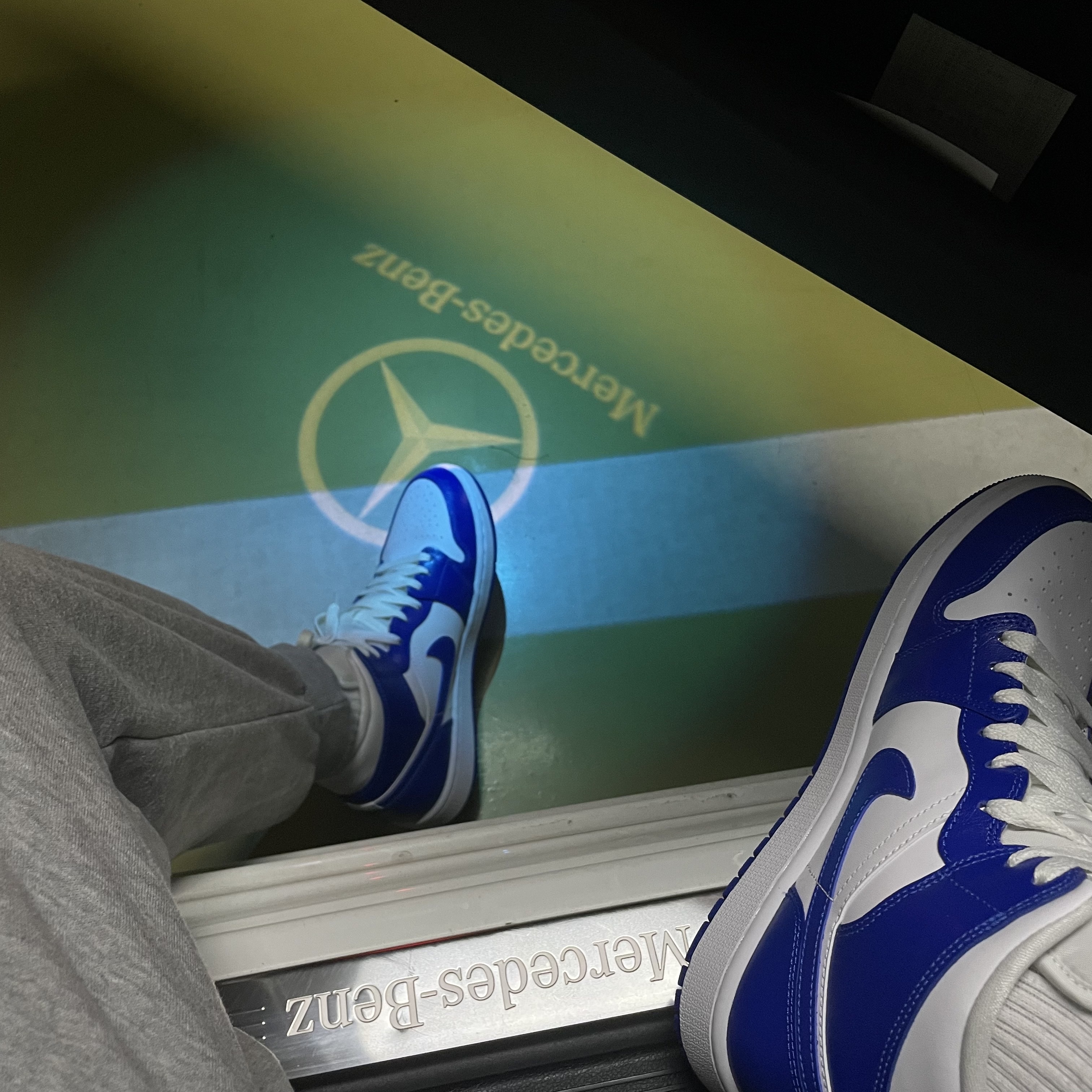(W) Jordan 1 Mid White Hyper Royal 착용 스타일