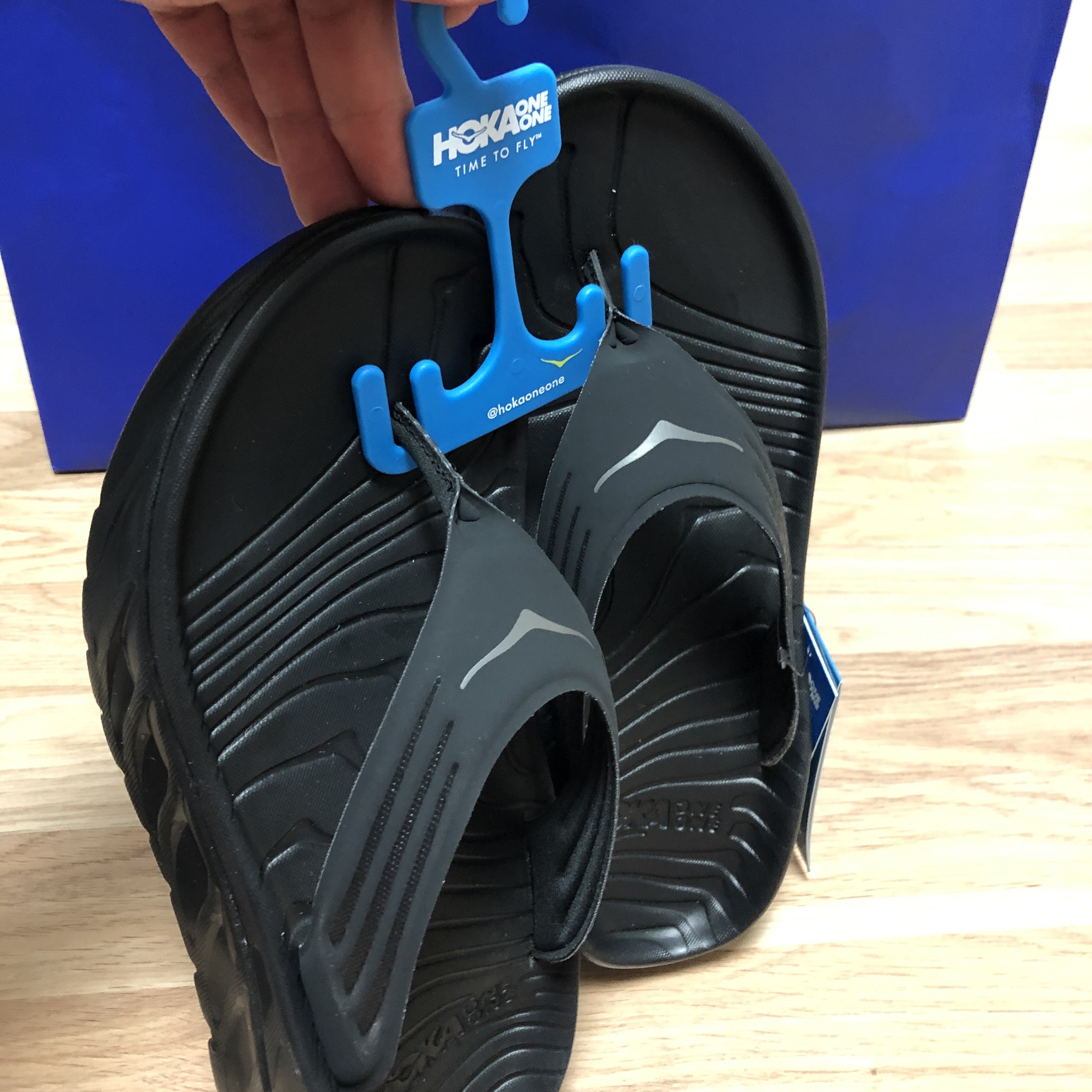 Hoka Ora Recovery Slide Black 착용 스타일 - 1