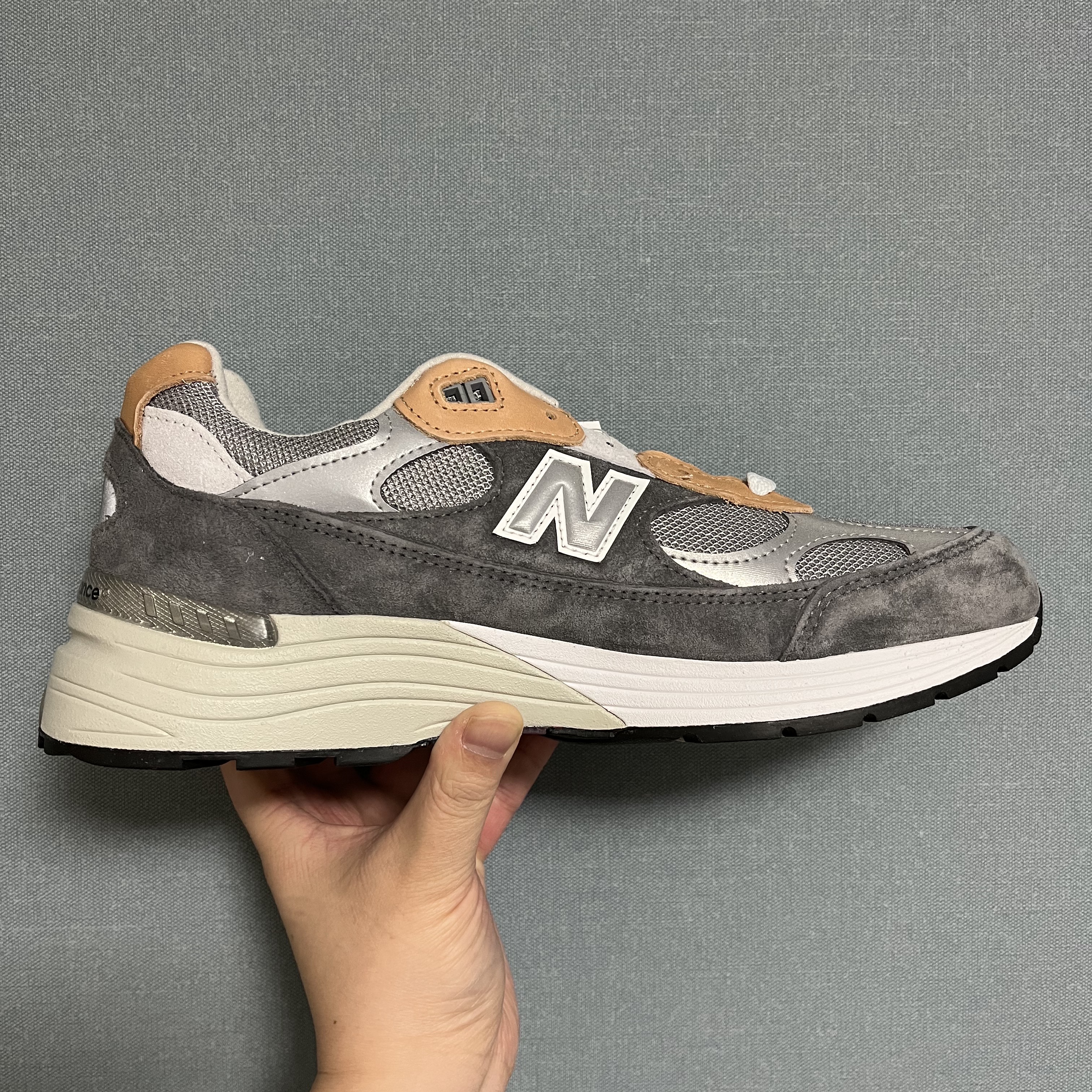 New Balance x Todd Snyder 992 Made in USA 10th Anniversary Grey Tan 착용 스타일