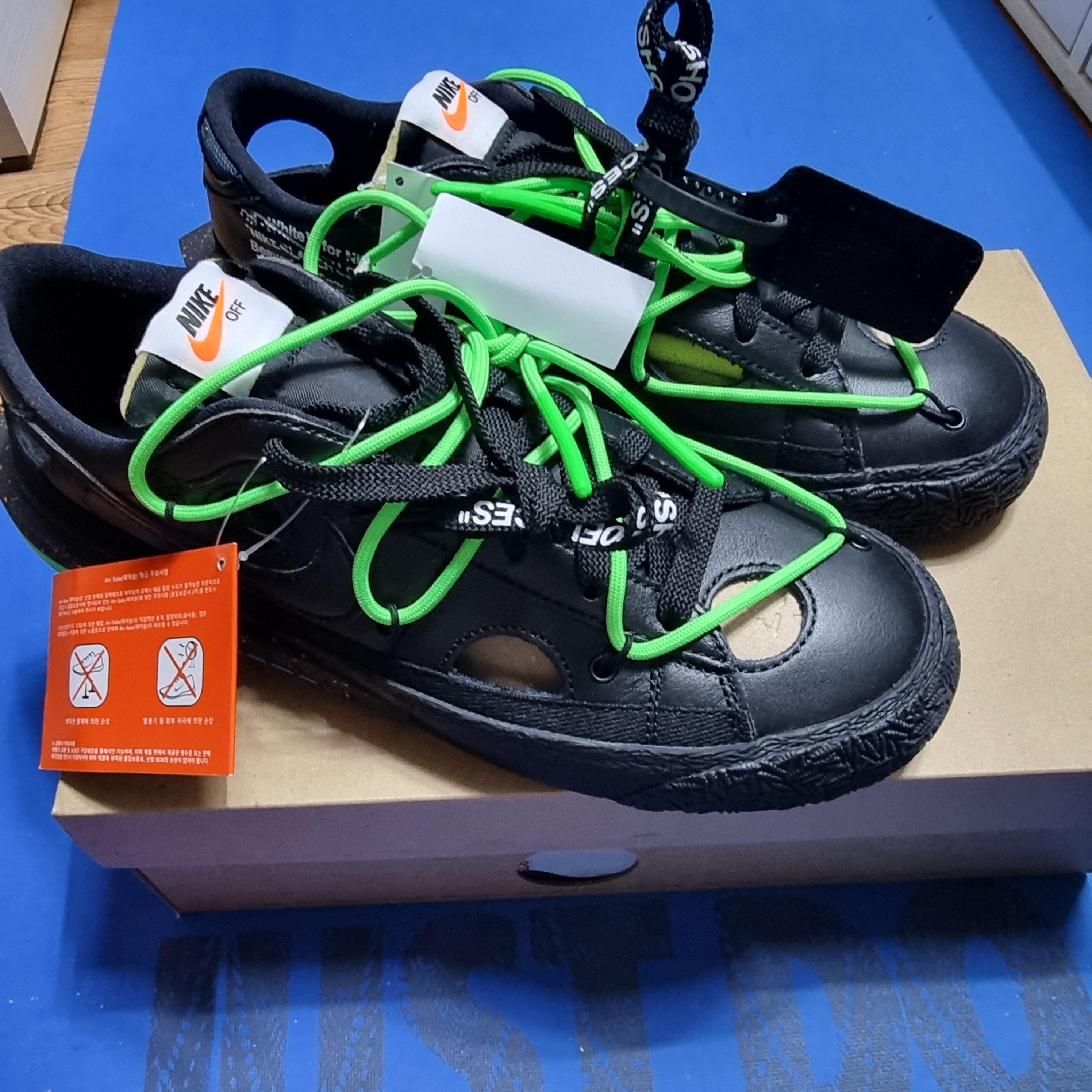 Nike x Off-White Blazer Low '77 Black and Electro Green 착용 스타일 - 2
