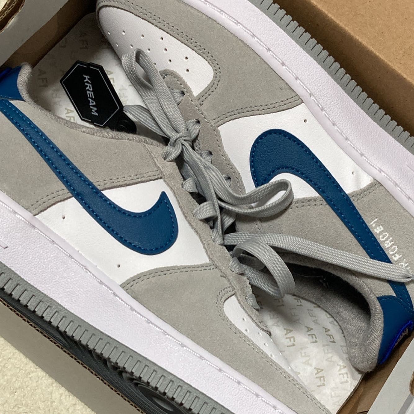 Nike Air Force 1 '07 LV8 Athletic Club Light Smoke Grey Marina 착용 스타일