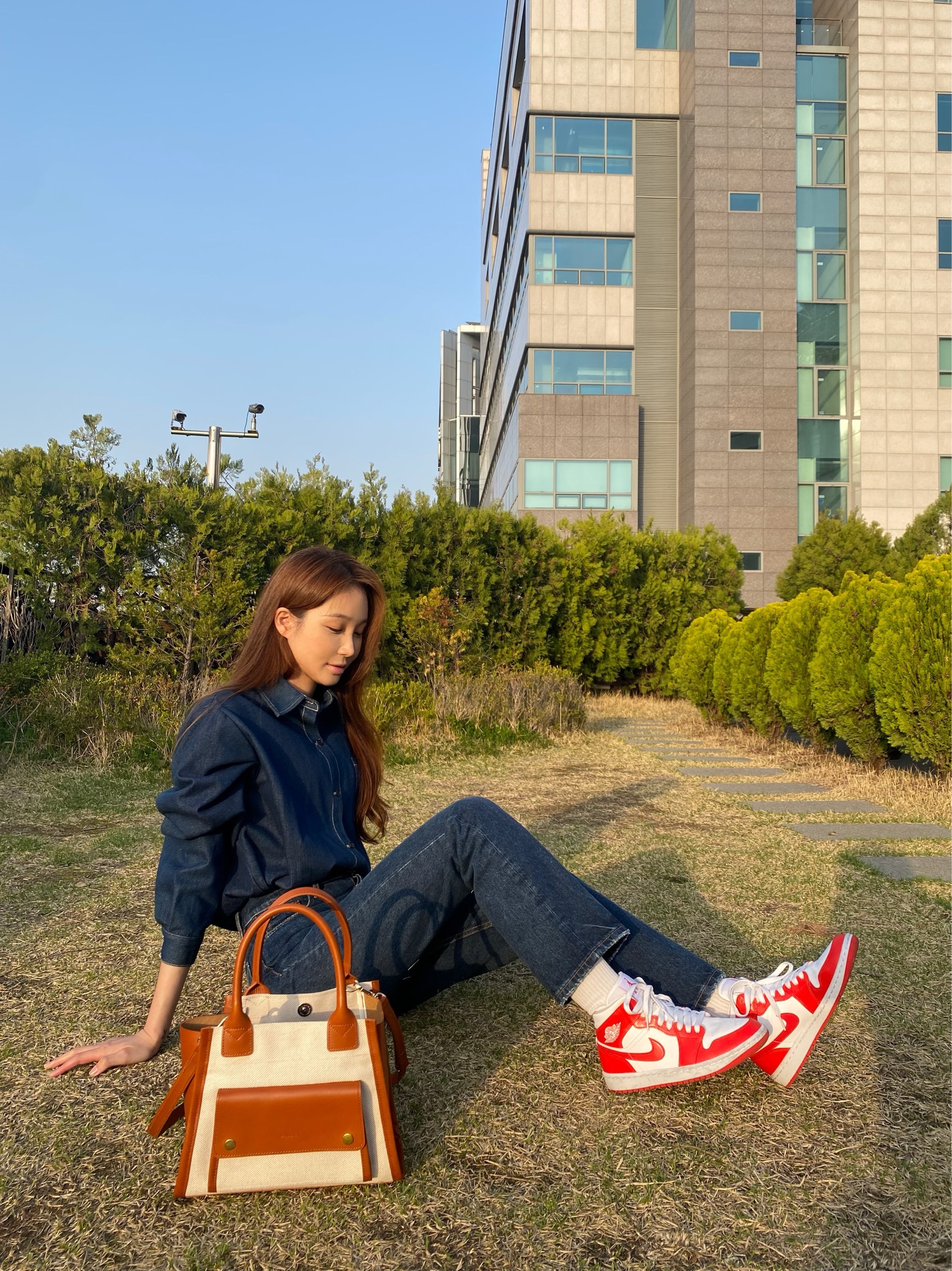 (W) Jordan 1 Mid Habanero Red 착용 스타일 - 1