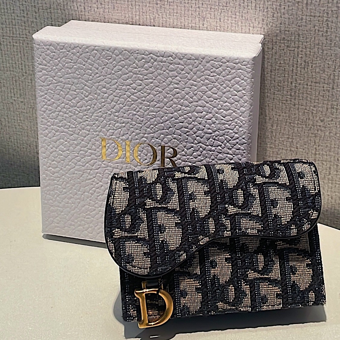 Dior Saddle Flap Card Holder Blue Dior Oblique Jacquard 착용 스타일