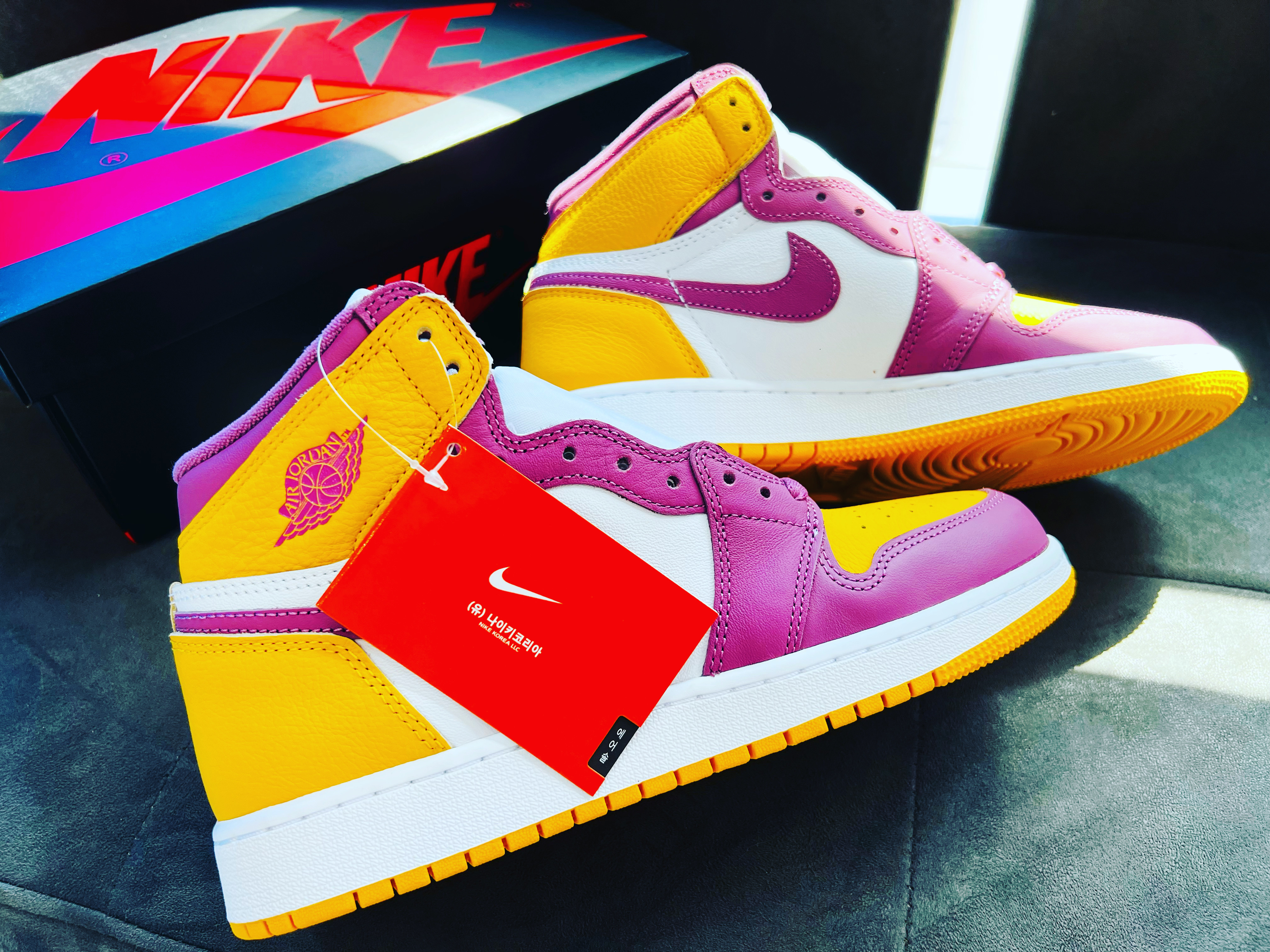 (GS) Jordan 1 Retro High OG University Gold Light Bordeaux 착용 스타일 - 1