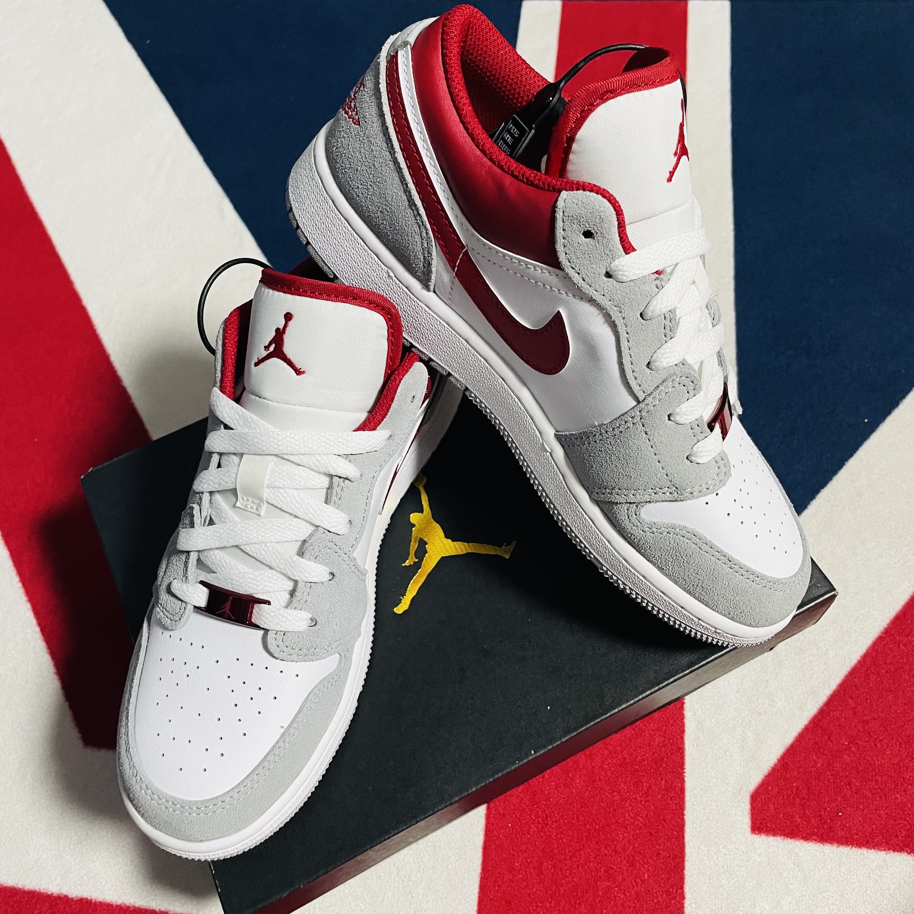 (GS) Jordan 1 Low SE Light Smoke Grey Gym Red 착용 스타일 - 1