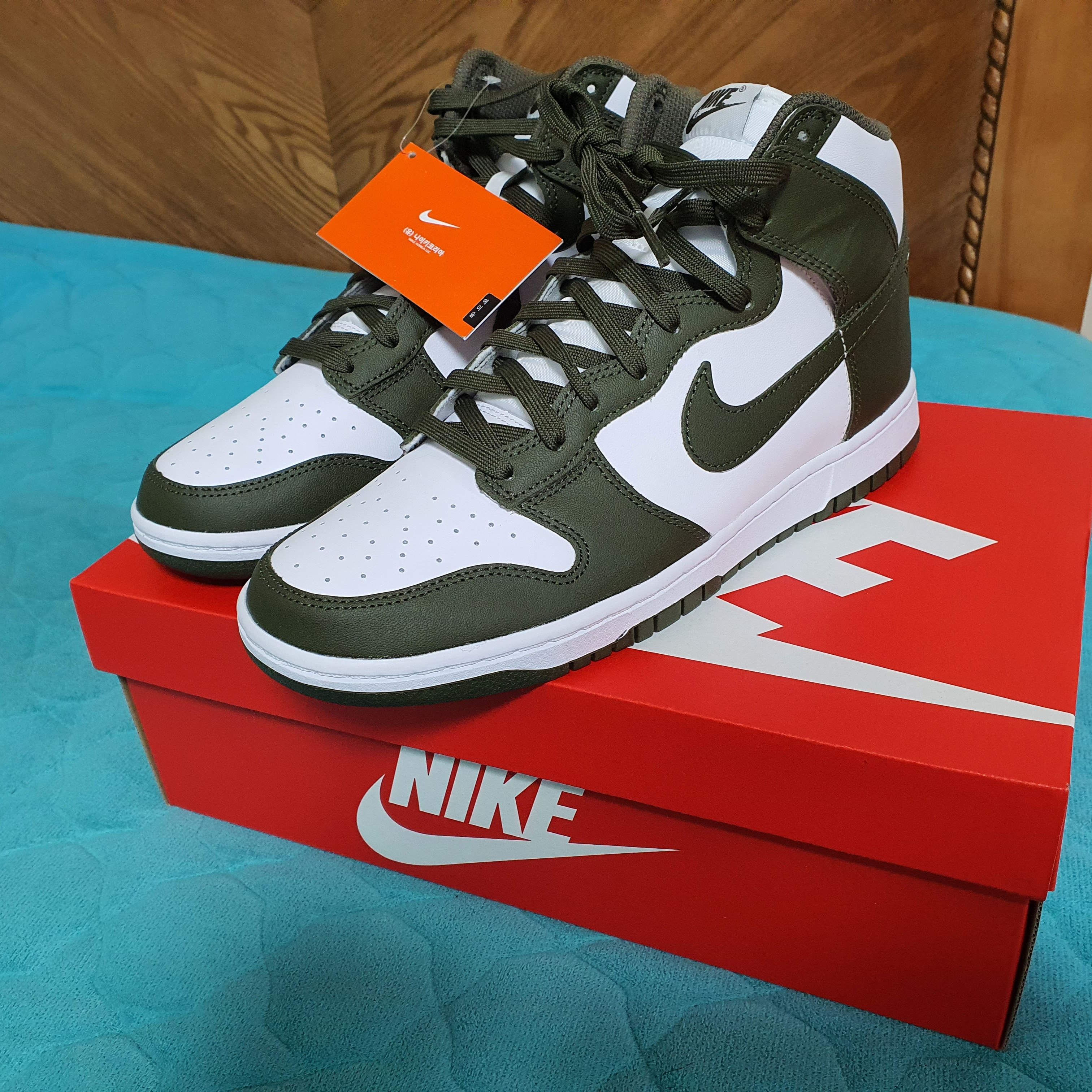 Nike Dunk High Retro Championship Khaki 착용 스타일