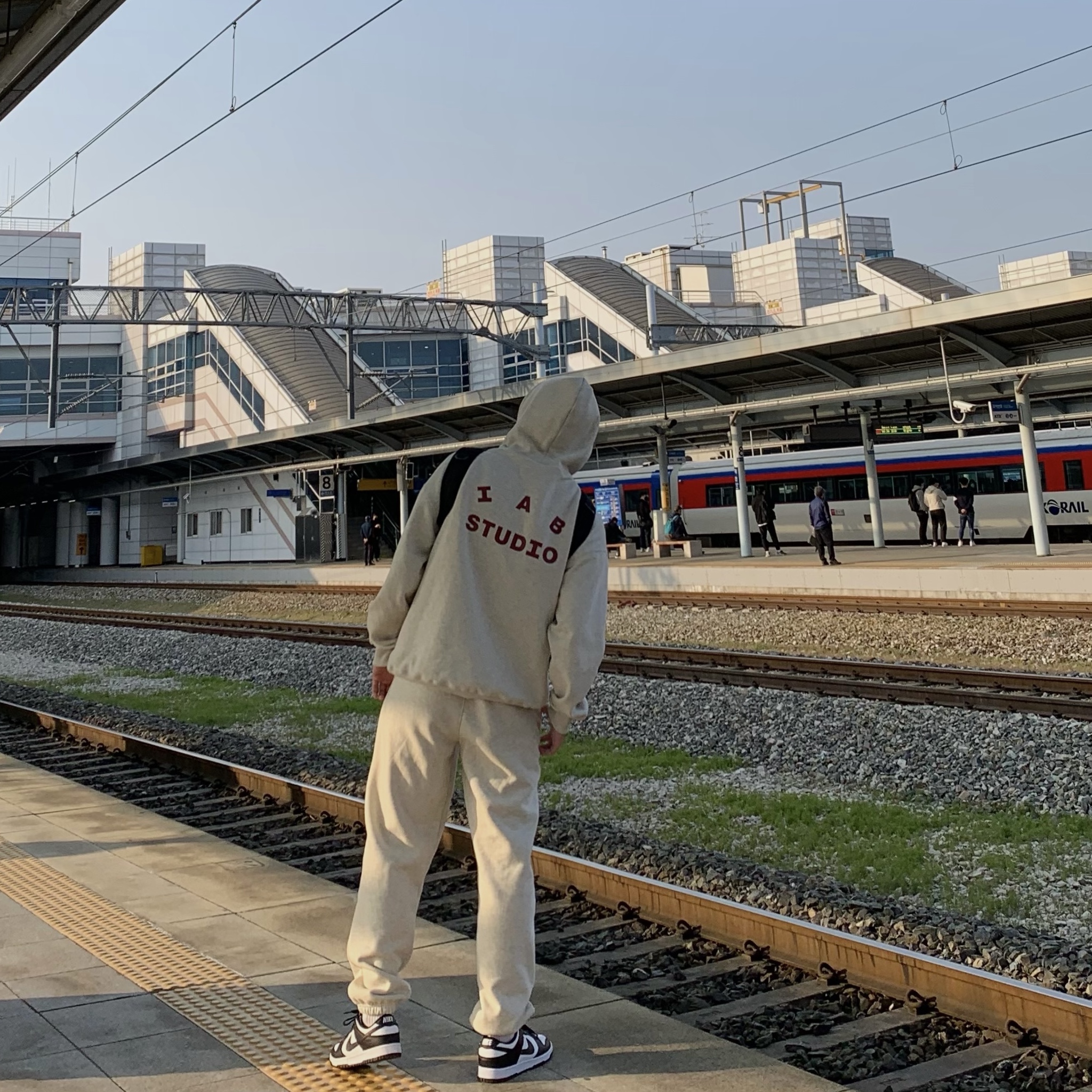 IAB Studio Hoodie Oatmeal Burgundy, IAB Studio Sweatpants Oatmeal Burgundy - 22SS 착용 스타일
