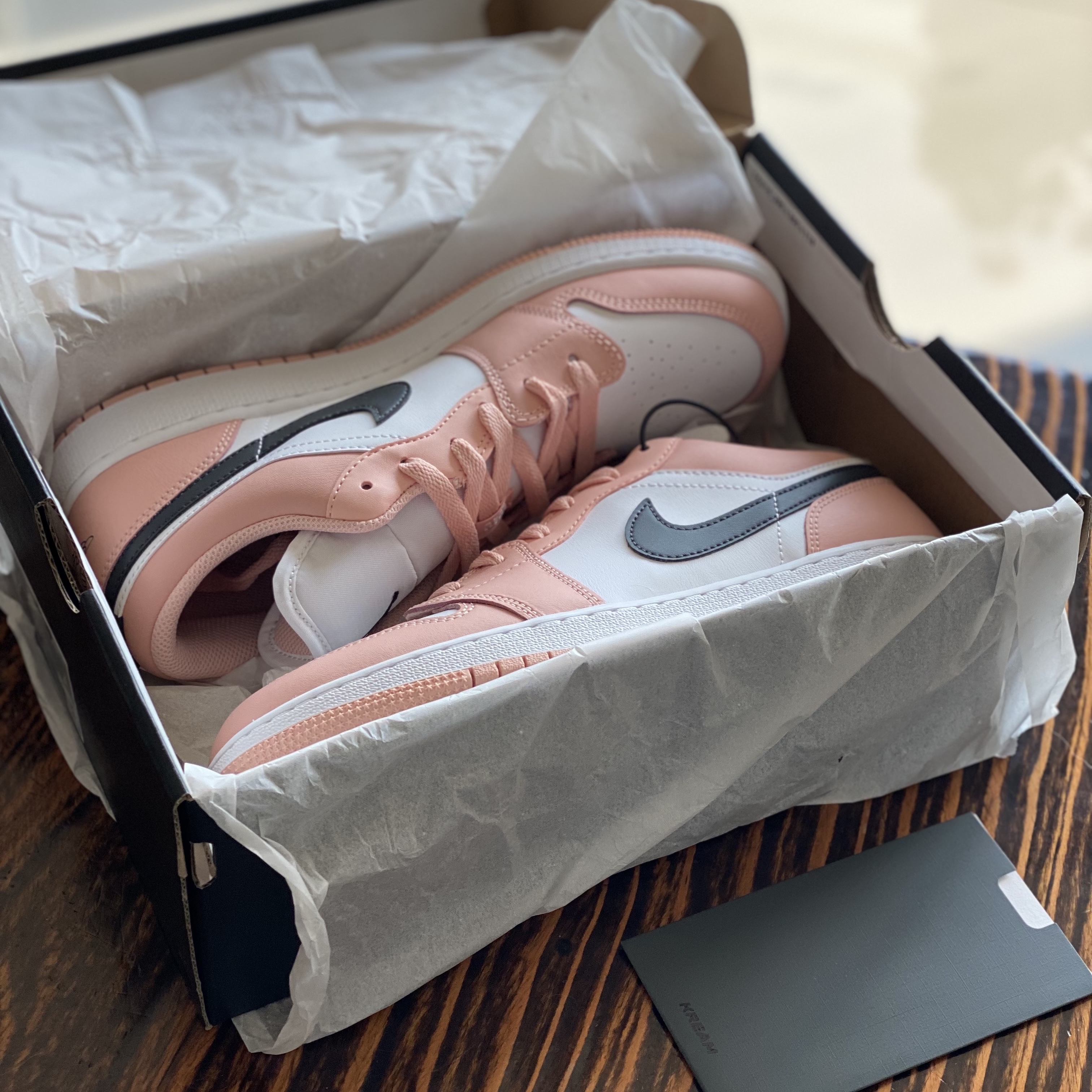 (GS) Jordan 1 Low Light Arctic Pink 착용 스타일 - 1