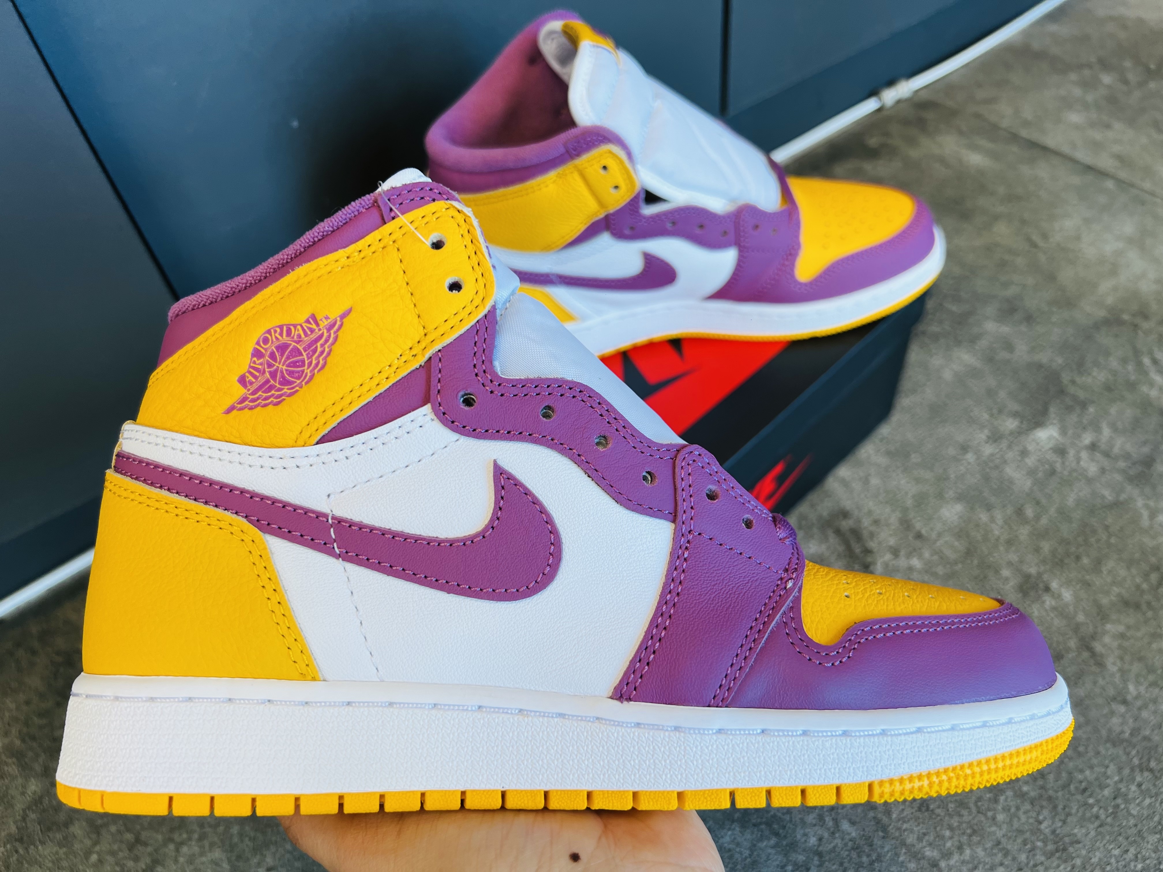 (GS) Jordan 1 Retro High OG University Gold Light Bordeaux 착용 스타일 - 4