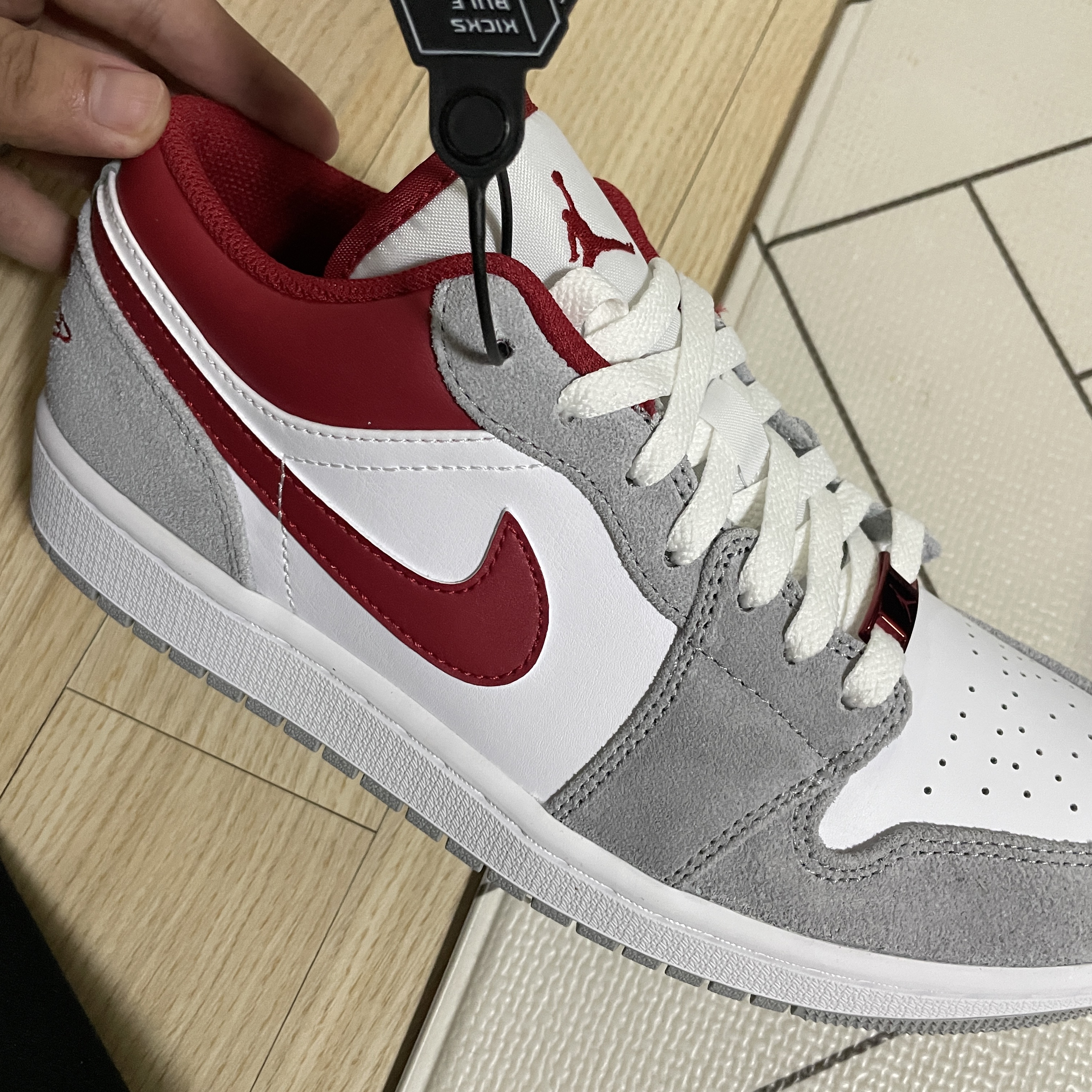 Jordan 1 Low SE Light Smoke Grey Gym Red 착용 스타일 - 2