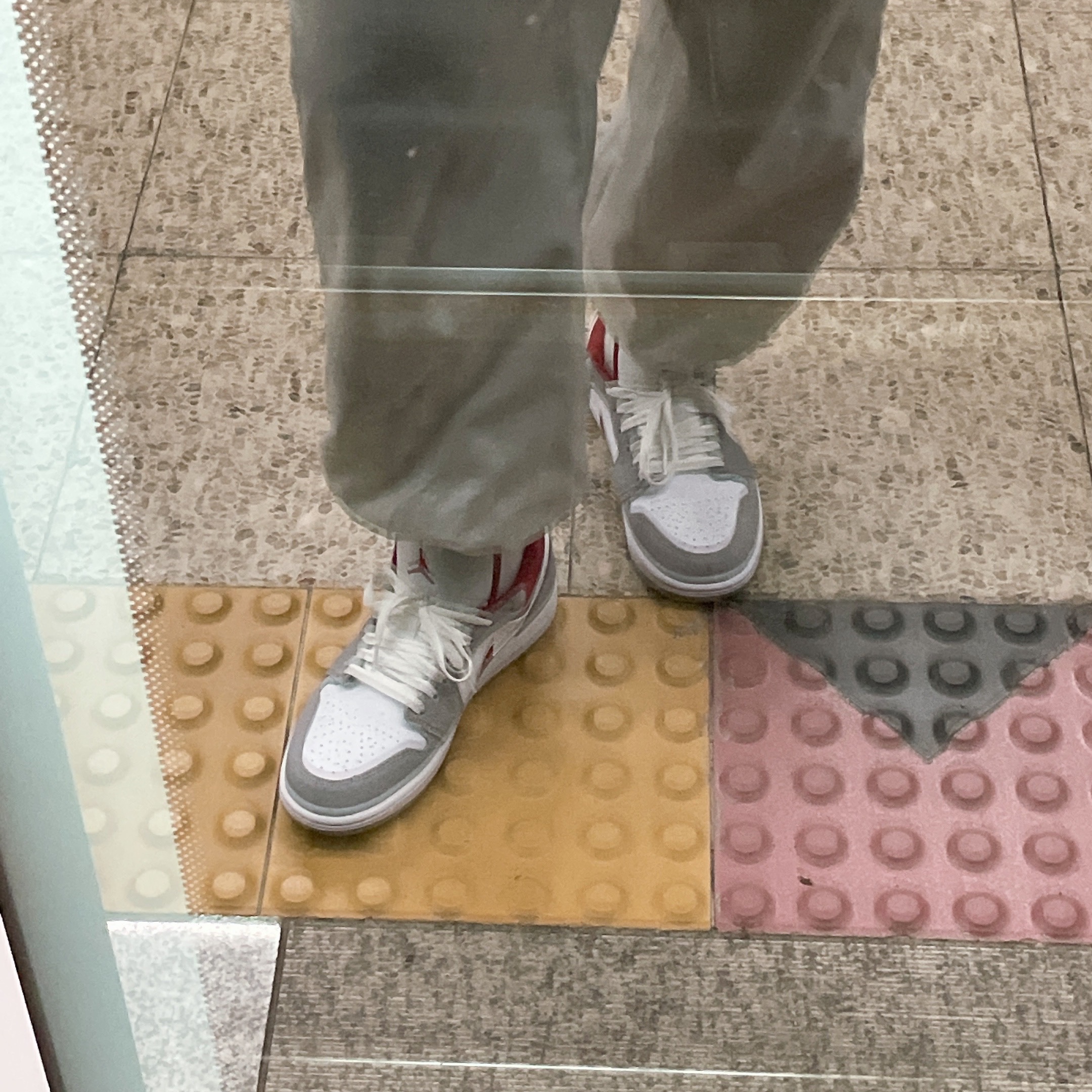 Jordan 1 Low SE Light Smoke Grey Gym Red 착용 스타일 - 1