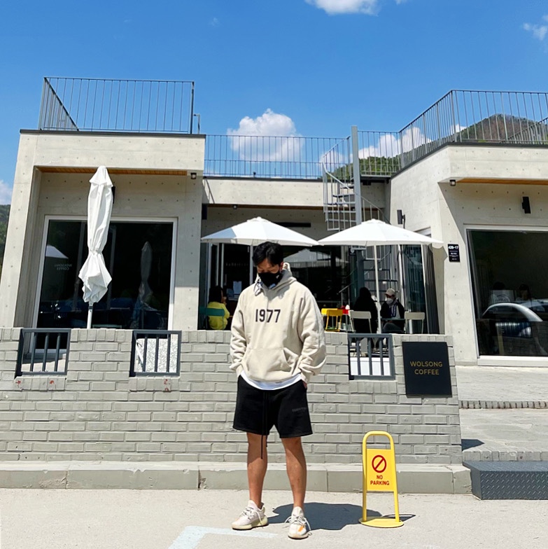 Essentials 1977 Hoodie Wheat - 22SS, Essentials Sweatshorts Black - 21SS 착용 스타일