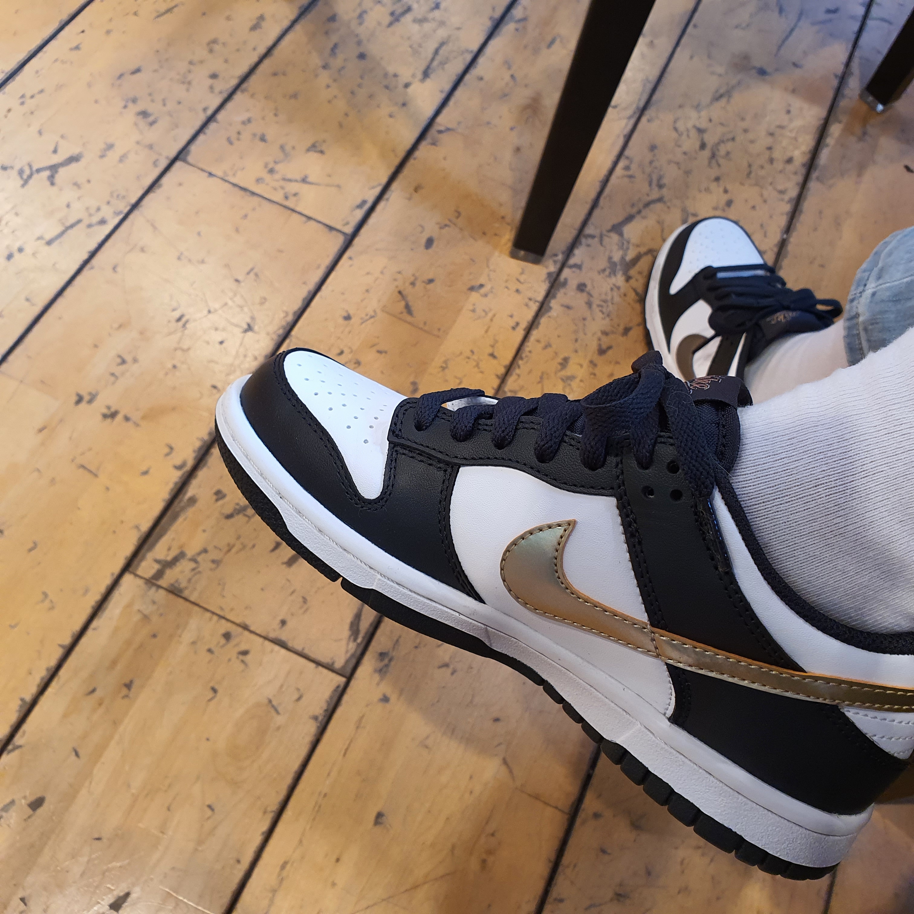 (GS) Nike Dunk Low SE Off Noir Summit White Metallic Pewter 착용 스타일