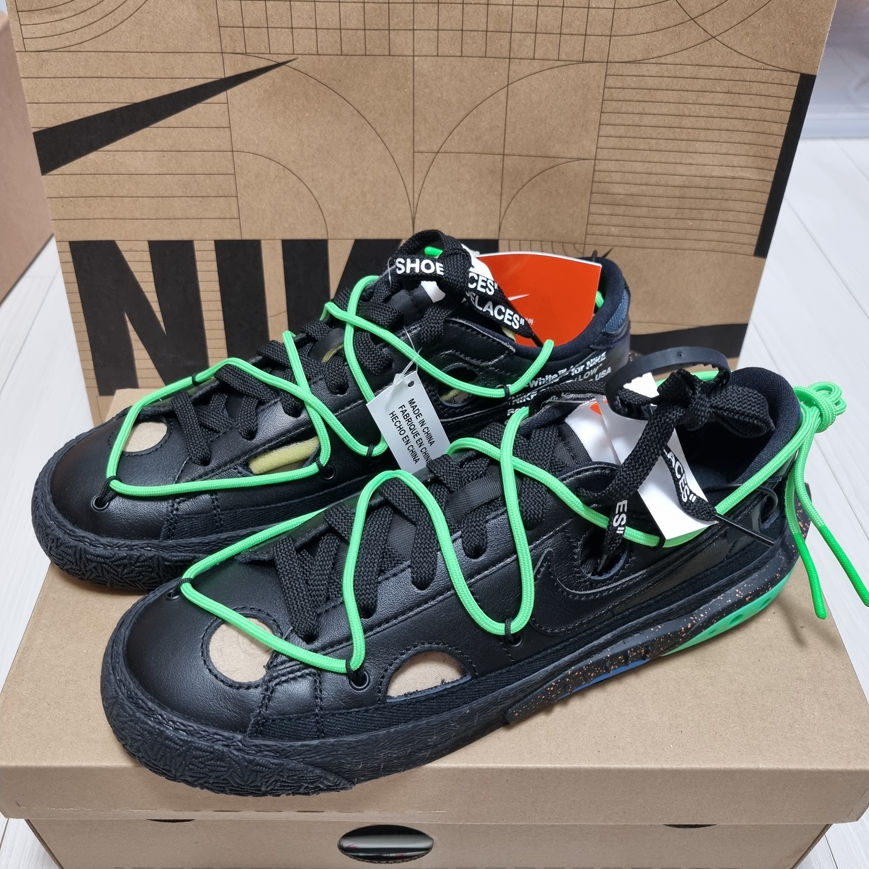 Nike x Off-White Blazer Low '77 Black and Electro Green 착용 스타일